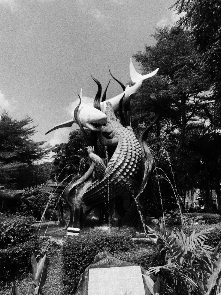 kalangtanah's tweet photo. @TamagoPost ㅤ
TEGUHAN GATRAJA, 1970. 

Seorang dokter forensik yang sedang menikmati liburannya di kota Surabaya, kalian akhir pekannya ke mana nih? 
ㅤ https://t.co/orjrjgEnSs