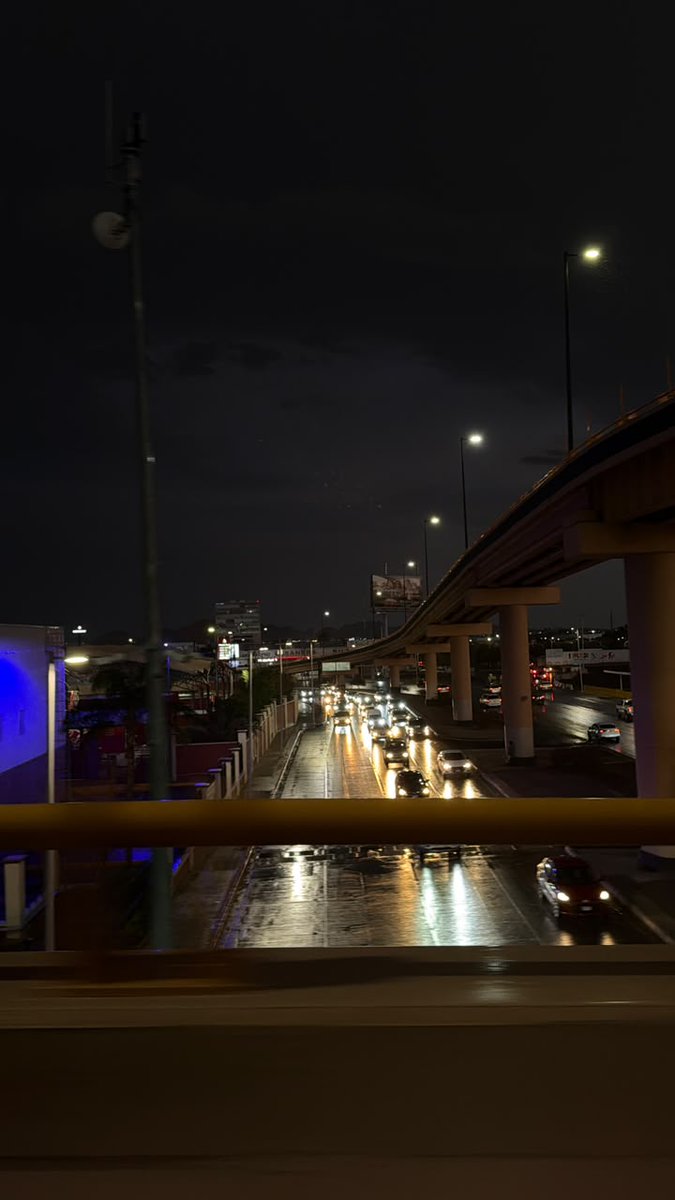 Expresoweb's tweet photo. 🌧️⚡ La lluvia ya se hace presente en distintos sectores de #Hermosillo la tarde de este viernes.

Al sur de la ciudad se observa actividad eléctrica, mientras ligeras precipitaciones comienzan a registrarse en la capital sonorense.

📸 Dayana Isabel/EXPRESO https://t.co/nVst0ZZ0wQ