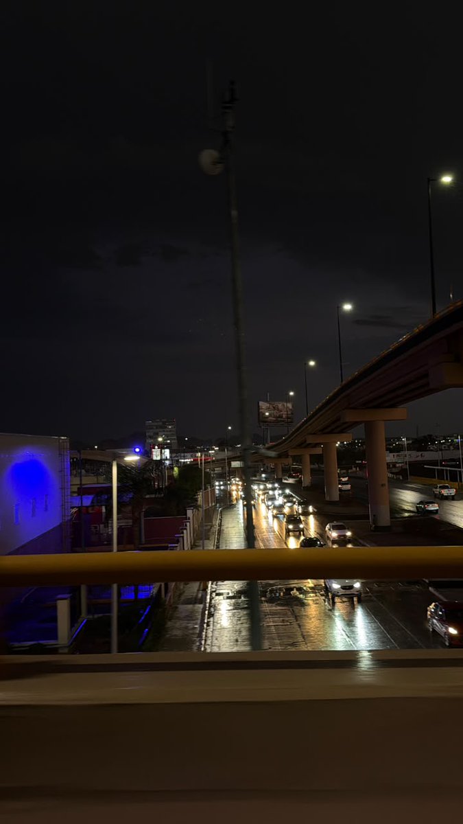 Expresoweb's tweet photo. 🌧️⚡ La lluvia ya se hace presente en distintos sectores de #Hermosillo la tarde de este viernes.

Al sur de la ciudad se observa actividad eléctrica, mientras ligeras precipitaciones comienzan a registrarse en la capital sonorense.

📸 Dayana Isabel/EXPRESO https://t.co/nVst0ZZ0wQ