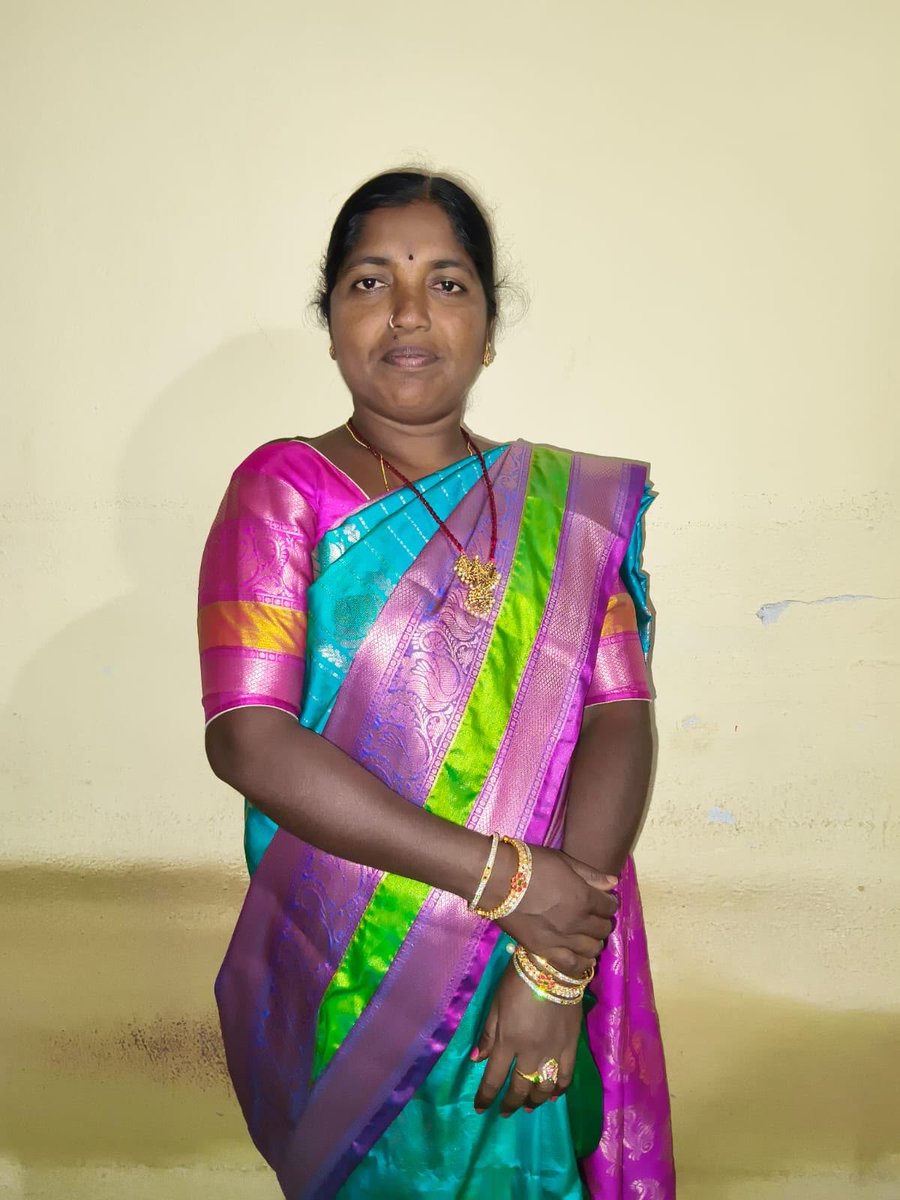 ramusagar007's tweet photo. రంగారెడ్డి జిల్లాలో ఘోరం ఆరుగురిని కత్తితో పొడిచి చంపిన ఉన్మాది

షాబాద్: రంగారెడ్డి జిల్లా షాబాద్ మండల కేంద్రంలోని దైవాలగూడలో శనివారం తెల్లవారుజామున ఒక ఘోర జంట హత్యల ఉదంతం చోటుచేసుకుంది. పాత కక్షలను మనసులో పెట్టుకుని రాజ్ కుమార్ (28) అనే వ్యక్తి ఏకంగా ఆరుగురిని కత్తితో పొడిచి అతి కిరాతకంగా హతమార్చాడు.
హత్యకు గల కారణం: నిందితుడు రాజ్ కుమార్ తనపై గతంలో నమోదైన పోక్సో (POCSO) కేసు విషయంలో తీవ్ర కక్ష పెంచుకున్నాడు. ఈ క్రమంలోనే శనివారం తెల్లవారుజామున ఉన్మాదిలా మారి ఈ దారుణానికి ఒడిగట్టాడు.
మృతుల వివరాలు: ఈ దాడిలో నిందితుడి కుటుంబ సభ్యులతో పాటు, పోక్సో కేసుకు సంబంధించిన బాధితులు ప్రాణాలు కోల్పోయారు.
నిందితుడి భార్య, ఇద్దరు పిల్లలు
పోక్సో కేసు బాధిత బాలిక, బాలిక తల్లి, మరియు నానమ్మ
ఒకేసారి ఆరుగురు దారుణ హత్యకు గురికావడంతో స్థానికంగా తీవ్ర భయాందోళనలు వ్యక్తమవుతున్నాయి. సమాచారం అందుకున్న పోలీసులు వెంటనే ఘటనా స్థలానికి చేరుకుని, మృతదేహాలను పరిశీలించి కేసు నమోదు చేసి దర్యాప్తు ప్రారంభించారు.