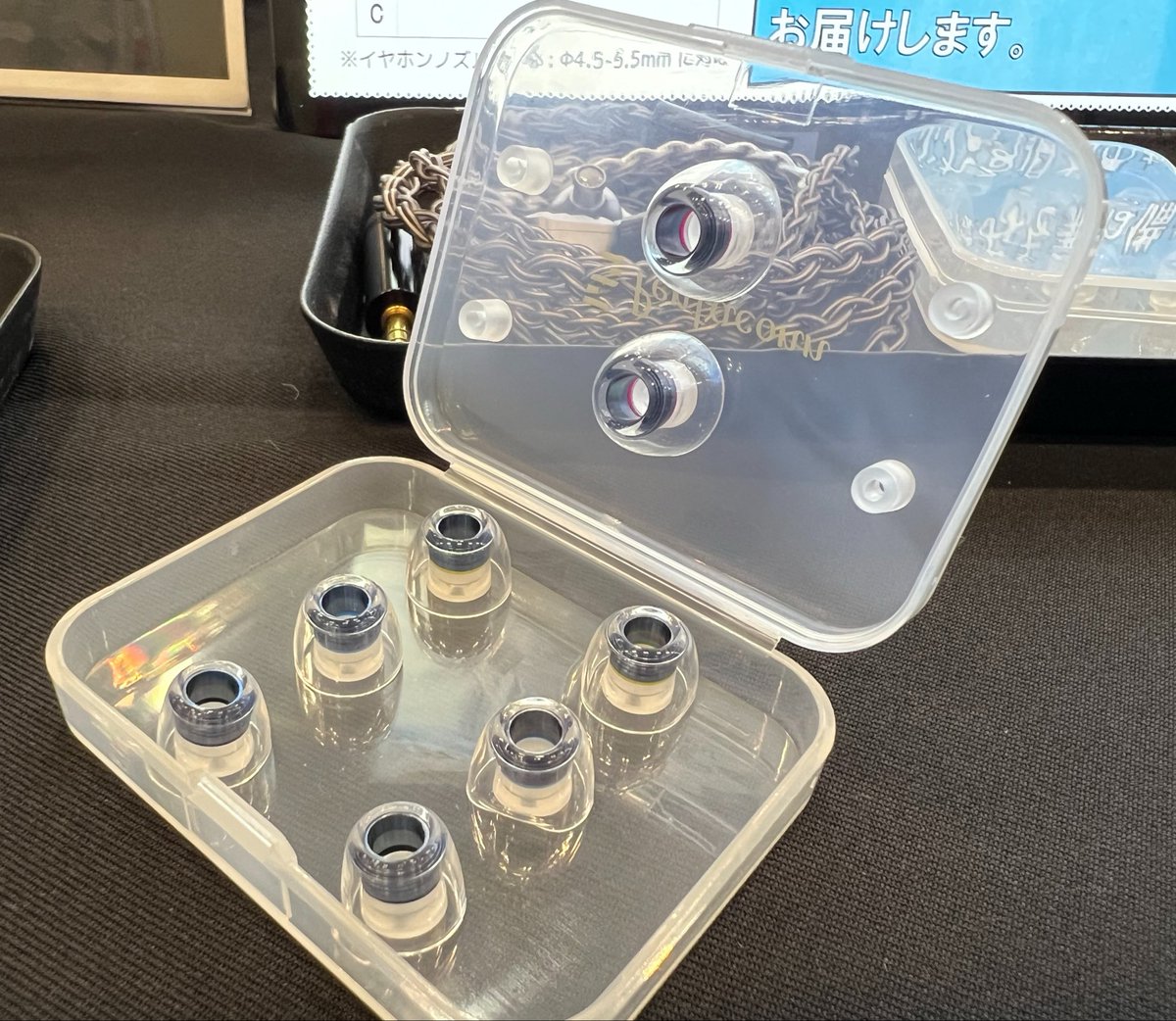 Pine_App1e's tweet photo. 【#ポタフェス2026夏 秋葉原】Pentaconn “COREIR Titanium ALLOY” を試してきました。
第一印象としては、見通しが少し向上し、低域の量感もわずかに増した印象です。低域を大きく盛るというより、音の輪郭や分離感を整えながら土台を少し補強する方向に感じました。 https://t.co/Fe7HVJDMN7
