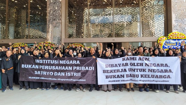 LambeSahamjja's tweet photo. Nah PU gak mau buat kaya gini juga kah?
Mendiktisaintek pernah didemo oleh Pegawainya  
Ini contoh pristiwa kalau pegawainya kompak https://t.co/aqhvCwG3lt