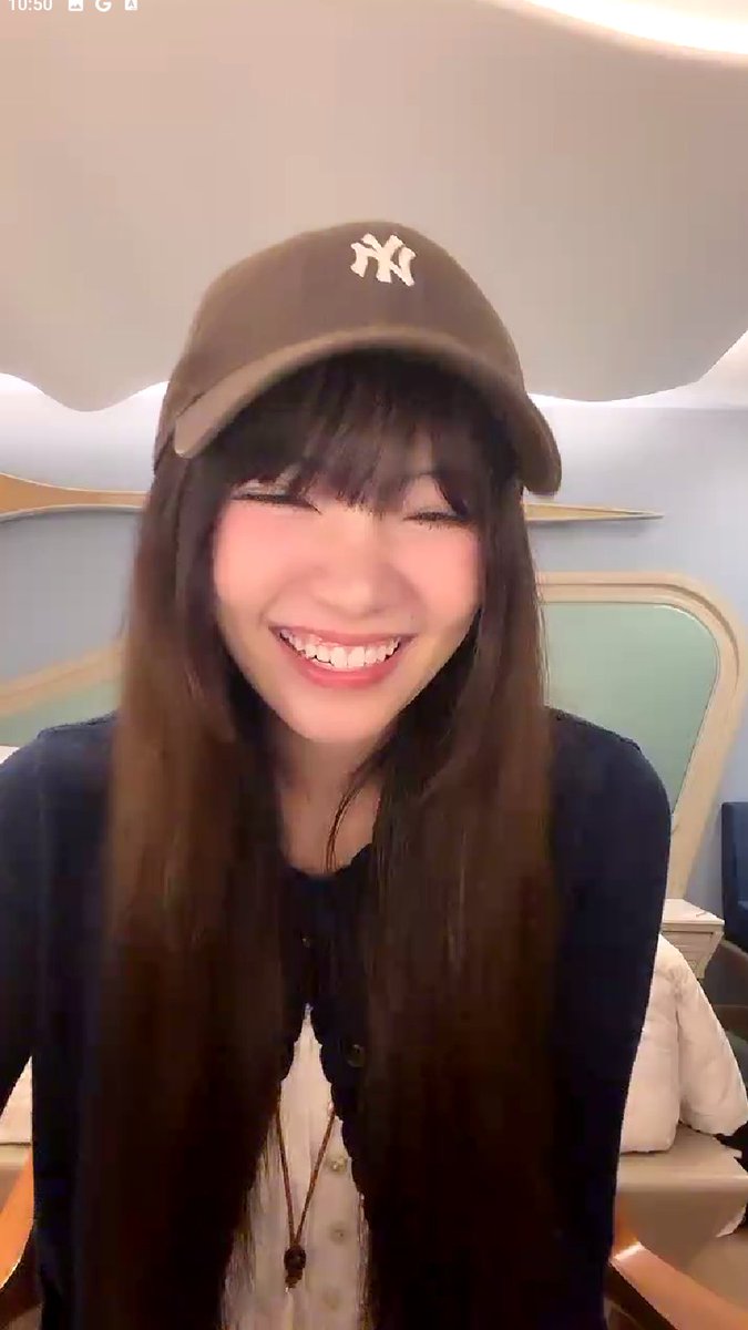 Kuroishi1003's tweet photo. 😼Rekap Live Yoghurt BNK48 – 08 Juli 2026 🥣
#Rekap48TH #YoghurtBNK48 #BNK48 #BewithYo (u)
Orig: https://t.co/tknM3OVdpe
#iAM48Application
- Yo bilang lagi agak lemes dan kurang enak badan. Ternyata dia lagi diare dari kemarin, makanya mukanya agak pucet. Yoghurt tau fans pasti pada banyak nanya soal detail event barunya. Harusnya live ini jadi kejutan dari manajemen official, tapi dia milih live duluan buat ngejelasin
- Matanya keliatan merah banget gara-gara kelamaan pake softlens. Dia curiga diarenya ini gara-gara alergi susu sapi (lactose intolerant). Waktu kecil dia emang pantang minum susu tiap pagi biar perutnya aman
- Event barunya ini lumayan dadakan banget persiapannya. Awalnya lokasi event mau diadain di tempat yang beda. Terus diganti ke venue yang sekarang biar lebih nyaman dan estetik buat foto-foto. Untungnya jadwal event ini jatuhnya pas hari libur, jadi lumayan aman buat fans
- Yoghurt mastiin kalo ini tuh bukan fanmeet biasa. Nama eventnya "Snap and Chat Event" #BeWithYo(u). Event ini sengaja dibikin buat ngobatin kangen sama event handshake Soalnya dia gak bisa bikin event handshake khusus buat dirinya sendiri doang
- Dia nyari ide event pengganti dan kepikiran gaya event private zaman generasi 3 dulu. Yoghurt sendiri yang ngajuin ide plus harganya ke manajemen buat di-acc. Dia ngusahain banget biar harganya tetep worth it sama yang didapetin fans
- Nama eventnya ada permainan kata "Be With Yo(u)", pelesetan dari namanya.
- Ada dua bagian utama di event ini: Snap(sesi foto) sama Chat (sesi ngobrol private). Sesi Snap dibagi jadi 3 kloter, masing-masing kuotanya pas 100 orang. Yoghurt bakal ganti baju beda-beda di tiap kloter foto ini biar bervariasi
- Sesi Chat dibikin bener-bener private, tapi dibatesin banget orangnya per kloter. Dia paham kalo ada fans yang kaget dan banding-bandingin harganya sama event handshake reguler
- Sesi Snap (Photo Booth) harganya dipatok 2.500 Baht. Fans bakal dapet kesempatan jepret 3 pose alias 3 action. Fans juga bakal dapet file foto digital, file GIF, dan video gerak dari sesinya
- Ini spesial banget karena banyak fans yang protes pengen dapet file foto di event venue photobooth sebelumnya. Nanti gak bakal pake mesin photo booth otomatis, tapi ada fotografer pro yang motoin. Jadi fans gak usah parno angle fotonya jelek atau kegelapan kayak difotoin staf. Hasil jepretannya dijamin proper, cahayanya cakep, dan muka bakal keliatan mulus
- Yoghurt juga nyewa jasa MUA sama hair stylist khusus biar tampil maksimal. Bajunya juga bukan pake seifuku BNK48, tapi baju sewaan yang cakep-cakep. File digitalnya nanti bisa fans simpen, diedit-edit, atau diposting pamer di sosmed
- Frame fotonya bakal dibikin spesial dan limited edition cuma buat event ini doang. Selain foto, fans di sesi Snap juga dapet bonus selfie card. Bakal ada 330 kartu selfie yang dicetak khusus buat event ini
- Total ada 3 pose selfie beda yang bisa dikoleksi sama para fans. Kartu selfienya bakal ada coretan atau stiker ucuul dari Yoghurt, kayak gambaran telinga kucing
- Kartunya gak ditandatanganin live pas acara, tapi emang udah ada print-an tulisannya. Kalo fans dapet kartu yang posenya dobel, mereka bisa barter sesama fans di lokasi. Yoghurt sempet mikir buat ngasih bocoran dikit soal gambar di selfie card-nya nanti
- Buat sesi Private Talk, Yoghurt bakal bawain camilan manis yang dia bikin sendiri. Dia pengen banget bikin kue kesukaannya yang kata keluarganya rasanya enak banget. Pilihannya antara bolu pisang (banana cake) atau banoffee pie
- Tapi dia mikir banoffee pie agak ribet bawanya soalnya krimnya gampang leleh di jalan. Pilihan alternatifnya mungkin blueberry cheese pie karena lebih aman dibawa. Nanti Yoghurt bakal minta tolong mamanya buat bantu bikin kue-kue ini di rumah. Fans bebas ngasih kado atau hadiah langsung ke tangan Yoghurt pas sesi foto
- Waktu sesi foto, fans bisa sekalian ngobrol bentar sambil ngasih barangnya.
- Poster event ini ternyata murni hasil editan Yoghurt sendiri. Awalnya staf yang bikinin, tapi dia ngerasa kurang sreg dan pengen nuansanya sesuai selera dia. Dia milih warna hijau mencolok buat posternya biar fans langsung ngeh pas scroll timeline. Warna ijo neon emang ciri khas Yoghurt banget, sering nyempil di kaos ultahnya tahun-tahun lalu
- Dia sempet pamerin file poster di iPad-nya sambil pamer proses ngeditnya.
- Sesi Private Talk dibagi jadi durasi 3 menit, 5 menit, sama 10 menit. Waktu ngitung pembagian slot durasinya, Yoghurt sempet kebingungan dan salah hitung. Intinya tiap kloter Private Talk makan waktu kurang lebih 1 jaman. Kalau ditotal-total, kuota buat ngobrol lama emang dikit banget alias terbatas
- Pas asyik ngomongin kue, dia tiba-tiba sadar kalo mungkin ada fans yang alergi makanan. Dia nanya ke penonton di live apa ada yang alergi tepung (gluten) atau alergi susu. Yoghurt janji bakal minta tolong staf bikinin Google Form buat ndata alergi fans. Kalo ada yang alergi, dia bakal nyoba bikinin camilan alternatif yang aman.
- Kalo tiket event ini ludes terjual (sold out), Yoghurt bakal seneng dan lega banget. Dia sempet agak deg-degan pas ngajuin konsep dan harga event ini ke pihak manajemen. Tapi dia berjuang nambahin banyak benefit biar fans bener-bener ngerasa worth it. Tiketnya emang lumayan mahal, makanya dia pengen ngasih service yang terbaik
- Yoghurt ngingetin fans buat mutlak gak beli tiket dari calo yang harganya dimahalin gila-gilaan. Dia sedih dan ngerasa gak enak banget kalo ada calo yang ambil untung dari event dia. Tiap 1 akun cuma bisa beli maksimal 2 tiket per kloter
- Kalo ada fans yang pengen foto lebih dari 2 kali, bisa pinjem slot temennya yang gak kepake. Pas lagi difoto, fans bebas bawa properti aneh-aneh dari rumah. Bawa kacamata lucu, bunga, atau pose aneh kayak salto juga dibolehin asal aman. Syaratnya cuma satu mutlak gak boleh kontak fisik atau nempel-nempel badannya sama Yoghurt
- Staf bakal stand by ngawasin dari jauh, tapi gak bakal dibikin risih.
- Dulu Yoghurt sempet minta staf nunggu di luar aja pas Private Talk biar fans gak canggung. Tapi demi aturan keamanan, official tetep ngeharusin ada staf cowok/cewek di dalem ruangan
- Banyak fans yang curhat di komen kalo mereka gak bisa dateng gara-gara sibuk kerja. Yoghurt sempet kaget, kirain tanggal 29 itu pada libur semua. Padahal dia udah sengaja nyari tanggal yang nyerempet hari libur biar rame
- Dia maklum kalo eventnya terlalu dadakan buat yang mau ngajuin cuti ke bosnya. Kalo fans bener-bener gak bisa dateng, tiketnya boleh dijual lagi asal pake harga normal, bukan harga calo. Baju yang bakal dipake Yoghurt entar bukan seragam official grup, tapi baju sewaan ala cewek kue
- Dia pengen tampil cantik ala putri kerajaan atau Barbie di event ini biar fans puas. Dia ngingetin fans buat ikutan dandan all-out dan super estetik pas dateng.
- Nanti bajunya gak bakal sama persis di 3 kloter foto, jadi bakal ada variasi visual.
- Pas asik live, tiba-tiba kedengeran suara anak kecil teriak-teriak dari luar kamarnya. Yoghurt minta maaf soalnya dia lagi nginep di luar, bukan di rumahnya sendiri.
- Yoghurt ngerasa capek tapi maksa live demi ngelurusin detail event biar fans gak miskom. Dia nyiapin Q&A di akhir live, tapi fans malah pada nyimak doang.
- Yoghurt nyemangatin fans buat rajin nabung, apalagi nanti ada event Bon Odori juga. Dia yakin banget antrean di booth dia pas event Bon Odori bakal tetep rame kayak biasanya. Dia tau beberapa fans males banget ikut game fisik di event Matsuri kayak lempar bola atau main golf. Fans emang sering curhat males capek tapi tetep aja dateng ngantri demi Yoghurt. Yoghurt sampe hapal luar dalem kelakuan fansnya yang lucu-lucu dan kadang super random
- Yoghurt janji bakal full senyum dan full energy buat ngelayanin lemparan bola fans di event nanti. Di event Snap & Chat ini, jadwal kerjanya padat banget dari pagi sampe malem. Yoghurt cuma punya sisa waktu istirahat sekitar 2 jam buat makan sama retouch makeup. Awalnya staf cuma mau buka dikit slotnya biar Yoghurt gak gampang kecapekan. Tapi Yoghurt maksa nambahin slot karena dia ngerasa masih sanggup dan seneng banget ketemu fans
- Dia janji energinya gak bakal drop, yang dateng pagi atau malem bakal dapet senyum dan sapaan yang sama. Awalnya Yoghurt pengen bikin sesi perpisahan (high-bye) di akhir acara buat lepas kangen semua fans
- Dia dapet ide ini abis dateng ke eventnya Mark Tuan yang seru banget. Tapi niat ini batal soalnya pihak mall punya batas waktu sewa venue yang ketat banget. Kalo mau nambah waktu dadakan, mall gak ngasih izin, jadi pas jam habis ya harus langsung bubar. Biar gitu, fans tetep dibolehin nongkrong santai di sekitar venue selama event berlangsung
- Yoghurt sempet pengen harganya lebih murah, tapi ternyata biaya operasionalnya gede banget. Sewa mesin photo booth seharian tuh sistemnya emang mahal banget. Makanya mending pake fotografer manusia aja sekalian biar hasilnya lebih bagus dan fleksibel
- Yoghurt sempet ngasih liat detail elemen desain yang ada di posternya ke arah kamera. Dia sengaja nambahin gambar barcode sama bintang-bintang (hoshizora) yang ngelambangin dirinya
- Font tulisan yang dia pake di poster itu terinspirasi dari gaya grup K-Pop aespa. Fans sempet nanya iseng apa bakal ada kipas angin biar rambut Yoghurt badai pas difoto. Dia langsung nolak mentah-mentah, katanya muka dia gak cocok kena angin kenceng macem idol lain
- Yoghurt curhat lagi soal matanya yang merah banget, itu murni karena iritasi softlens, bukan karena abis nangis. Dari zaman kecil emang kondisi matanya lumayan gampang kering
- Yoghurt lanjut cerita pengalaman kocaknya pas awal-awal masuk kampus. Dia sempet niat banget ngerahasiain identitasnya sebagai member idol dari temen-temen kampus. Kalo mau izin absen buat kerja, dia ngomong bisik-bisik ke dosen biar gak ketahuan temen sekelas. Eh ternyata dosennya malah ngebocorin identitas dia di depan satu kelas pake toa
- Dosennya rupanya tau grup mereka dan malah ngefans sama Pun (member gen 1). Temennya yang ekstrovert parah makin nyebarin info itu ke seantero kampus. Cita-citanya jadi mahasiswi normal pun hancur lebur dalam hitungan minggu. Yoghurt lumayan bangga sih ternyata dosen-dosen juga pada tau soal grupnya. Temen-temennya jadi suka iseng nyanyi lagu Koisuru Fortune Cookie pas ngeliat dia lewat
- Yoghurt ogah banget ngajarin temennya gerakan nari Koisuru karena malu. Dia cerita soal skill basic lompatan idol (goyang kaki jinjit) yang ternyata susah banget ditiru orang biasa. Temennya yang hobi main TikTok aja kagok dan kaku pas disuruh nyoba gerakan lompat jinjit ala idol
- Yoghurt ngerasa jadi idol tuh bikin dia cepet "tumbuh" dan jauh lebih dewasa dari umurnya. Fans juga kerasa banget merhatiin member dari jaman bocah SMP sampe masuk kuliah, persis kayak wali murid. Dia curhat badannya makin jompo, gampang encok gara-gara punya skoliosis (tulang punggung bengkok). Dulu dia pernah radang bantalan tulang punggung bagian bawah yang lumayan parah
- Dokter sampe sempet ngelarang keras dia buat nari sementara waktu biar pulih. Tapi dia tetep nekat ikut ujian nari pake korset penyangga tebel macem sabuk juara gulat
- Pas awal masuk grup, dia ngerasa cemen banget karena bener-bener gak punya basic nari sama sekali. Tapi ternyata pas kelar ujian nari, dia malah dapet peringkat 5 besar, yang bikin dia kaget sendiri
- Kalo urusan nyanyi beda cerita, dia paling ciut dan takut kalo disuruh ujian vokal. Pernah dia saking gugupnya sampe nangis sesenggukan pas disuruh nyanyi di depan juri pake satu mic di tengah ruangan. Dulu Yoghurt itu parah banget pemalunya, nyanyi aja cuma berani di dalem kamar mandi.
- Yoghurt lalu ngomongin progres rekamannya buat Ponishuu. Dia dapet jatah ngisi suara latar (chorus/backing vocal) di banyak part lagu itu. Pas rekaman, dia harus tutup kuping soalnya nadanya beda banget sama nada temen-temennya yang lain. Proses rekaman lagu Pony ini sebenernya udah selesai dari beberapa bulan lalu, makanya dia agak-agak lupa
- Ada fans yang ngecengin nanya apa teman sekamarnya ikut nge-oshien Yoghurt diem-diem. Yoghurt jamin temennya gak pake aplikasi live mereka jadi aman dari notif live ini. Dia sendiri sengaja matiin notif aplikasinya soalnya suka kebangun kalo ada member live pagi-pagi buta
- Temennya sebenernya lagi ada di ruangan yang sama, lagi anteng nungguin Yoghurt selesai live. Mereka rencananya abis live mau langsung capcus pergi olahraga bareng. Kemarin mereka udah sempet nyoba olahraga perut, tapi Yoghurt langsung nyerah rebahan di hitungan kedua. Yoghurt kerasa banget energinya sisa dikit gara-gara dari tadi belum kemasukan nasi
- Seharian itu dia cuma ganjal perut pake roti sosis sepotong sama minum teh matcha. Padahal dia udah ngerasa eneg pengen muntah tapi perutnya cuma bergejolak gak jelas doang. Fans nyaranin dia coba pesen susu lactose-free kalo lagi nongkrong mesen minum di kafe. Yoghurt baru ngeh ada opsi pesen susu gitu, soalnya biasa cuma minta kurangin gula (less sugar) doang
- Yoghurt buru-buru ngecek jam, nyadar livenya udah mau hampir 2 jaman. Dia makasih banget sama semua fans yang mau mantengin penjelasan panjang lebarnya dari awal. Yoghurt minta tolong ke penonton buat bantu jelasin info ini ke fans lain yang ketinggalan live.
- Dia ngarep event barunya ini bener-bener bawa kebahagiaan dan kepuasan buat semua pihak. Dia ngerasa agak terbebani dan deg-degan soalnya ini event solo, tapi tetep berusaha seoptimis mungkin.
- Fans malah salah fokus nanya soal caption "Coming Soon" yang ada di postingan IG-nya. Yoghurt ketawa, ngingetin fans jangan nebak yang aneh-aneh dan parno (kayak ngira dia mau grad)