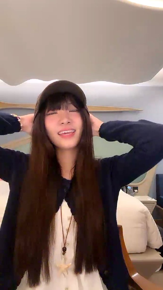 Kuroishi1003's tweet photo. 😼Rekap Live Yoghurt BNK48 – 08 Juli 2026 🥣
#Rekap48TH #YoghurtBNK48 #BNK48 #BewithYo (u)
Orig: https://t.co/tknM3OVdpe
#iAM48Application
- Yo bilang lagi agak lemes dan kurang enak badan. Ternyata dia lagi diare dari kemarin, makanya mukanya agak pucet. Yoghurt tau fans pasti pada banyak nanya soal detail event barunya. Harusnya live ini jadi kejutan dari manajemen official, tapi dia milih live duluan buat ngejelasin
- Matanya keliatan merah banget gara-gara kelamaan pake softlens. Dia curiga diarenya ini gara-gara alergi susu sapi (lactose intolerant). Waktu kecil dia emang pantang minum susu tiap pagi biar perutnya aman
- Event barunya ini lumayan dadakan banget persiapannya. Awalnya lokasi event mau diadain di tempat yang beda. Terus diganti ke venue yang sekarang biar lebih nyaman dan estetik buat foto-foto. Untungnya jadwal event ini jatuhnya pas hari libur, jadi lumayan aman buat fans
- Yoghurt mastiin kalo ini tuh bukan fanmeet biasa. Nama eventnya "Snap and Chat Event" #BeWithYo(u). Event ini sengaja dibikin buat ngobatin kangen sama event handshake Soalnya dia gak bisa bikin event handshake khusus buat dirinya sendiri doang
- Dia nyari ide event pengganti dan kepikiran gaya event private zaman generasi 3 dulu. Yoghurt sendiri yang ngajuin ide plus harganya ke manajemen buat di-acc. Dia ngusahain banget biar harganya tetep worth it sama yang didapetin fans
- Nama eventnya ada permainan kata "Be With Yo(u)", pelesetan dari namanya.
- Ada dua bagian utama di event ini: Snap(sesi foto) sama Chat (sesi ngobrol private). Sesi Snap dibagi jadi 3 kloter, masing-masing kuotanya pas 100 orang. Yoghurt bakal ganti baju beda-beda di tiap kloter foto ini biar bervariasi
- Sesi Chat dibikin bener-bener private, tapi dibatesin banget orangnya per kloter. Dia paham kalo ada fans yang kaget dan banding-bandingin harganya sama event handshake reguler
- Sesi Snap (Photo Booth) harganya dipatok 2.500 Baht. Fans bakal dapet kesempatan jepret 3 pose alias 3 action. Fans juga bakal dapet file foto digital, file GIF, dan video gerak dari sesinya
- Ini spesial banget karena banyak fans yang protes pengen dapet file foto di event venue photobooth sebelumnya. Nanti gak bakal pake mesin photo booth otomatis, tapi ada fotografer pro yang motoin. Jadi fans gak usah parno angle fotonya jelek atau kegelapan kayak difotoin staf. Hasil jepretannya dijamin proper, cahayanya cakep, dan muka bakal keliatan mulus
- Yoghurt juga nyewa jasa MUA sama hair stylist khusus biar tampil maksimal. Bajunya juga bukan pake seifuku BNK48, tapi baju sewaan yang cakep-cakep. File digitalnya nanti bisa fans simpen, diedit-edit, atau diposting pamer di sosmed
- Frame fotonya bakal dibikin spesial dan limited edition cuma buat event ini doang. Selain foto, fans di sesi Snap juga dapet bonus selfie card. Bakal ada 330 kartu selfie yang dicetak khusus buat event ini
- Total ada 3 pose selfie beda yang bisa dikoleksi sama para fans. Kartu selfienya bakal ada coretan atau stiker ucuul dari Yoghurt, kayak gambaran telinga kucing
- Kartunya gak ditandatanganin live pas acara, tapi emang udah ada print-an tulisannya. Kalo fans dapet kartu yang posenya dobel, mereka bisa barter sesama fans di lokasi. Yoghurt sempet mikir buat ngasih bocoran dikit soal gambar di selfie card-nya nanti
- Buat sesi Private Talk, Yoghurt bakal bawain camilan manis yang dia bikin sendiri. Dia pengen banget bikin kue kesukaannya yang kata keluarganya rasanya enak banget. Pilihannya antara bolu pisang (banana cake) atau banoffee pie
- Tapi dia mikir banoffee pie agak ribet bawanya soalnya krimnya gampang leleh di jalan. Pilihan alternatifnya mungkin blueberry cheese pie karena lebih aman dibawa. Nanti Yoghurt bakal minta tolong mamanya buat bantu bikin kue-kue ini di rumah. Fans bebas ngasih kado atau hadiah langsung ke tangan Yoghurt pas sesi foto
- Waktu sesi foto, fans bisa sekalian ngobrol bentar sambil ngasih barangnya.
- Poster event ini ternyata murni hasil editan Yoghurt sendiri. Awalnya staf yang bikinin, tapi dia ngerasa kurang sreg dan pengen nuansanya sesuai selera dia. Dia milih warna hijau mencolok buat posternya biar fans langsung ngeh pas scroll timeline. Warna ijo neon emang ciri khas Yoghurt banget, sering nyempil di kaos ultahnya tahun-tahun lalu
- Dia sempet pamerin file poster di iPad-nya sambil pamer proses ngeditnya.
- Sesi Private Talk dibagi jadi durasi 3 menit, 5 menit, sama 10 menit. Waktu ngitung pembagian slot durasinya, Yoghurt sempet kebingungan dan salah hitung. Intinya tiap kloter Private Talk makan waktu kurang lebih 1 jaman. Kalau ditotal-total, kuota buat ngobrol lama emang dikit banget alias terbatas
- Pas asyik ngomongin kue, dia tiba-tiba sadar kalo mungkin ada fans yang alergi makanan. Dia nanya ke penonton di live apa ada yang alergi tepung (gluten) atau alergi susu. Yoghurt janji bakal minta tolong staf bikinin Google Form buat ndata alergi fans. Kalo ada yang alergi, dia bakal nyoba bikinin camilan alternatif yang aman.
- Kalo tiket event ini ludes terjual (sold out), Yoghurt bakal seneng dan lega banget. Dia sempet agak deg-degan pas ngajuin konsep dan harga event ini ke pihak manajemen. Tapi dia berjuang nambahin banyak benefit biar fans bener-bener ngerasa worth it. Tiketnya emang lumayan mahal, makanya dia pengen ngasih service yang terbaik
- Yoghurt ngingetin fans buat mutlak gak beli tiket dari calo yang harganya dimahalin gila-gilaan. Dia sedih dan ngerasa gak enak banget kalo ada calo yang ambil untung dari event dia. Tiap 1 akun cuma bisa beli maksimal 2 tiket per kloter
- Kalo ada fans yang pengen foto lebih dari 2 kali, bisa pinjem slot temennya yang gak kepake. Pas lagi difoto, fans bebas bawa properti aneh-aneh dari rumah. Bawa kacamata lucu, bunga, atau pose aneh kayak salto juga dibolehin asal aman. Syaratnya cuma satu mutlak gak boleh kontak fisik atau nempel-nempel badannya sama Yoghurt
- Staf bakal stand by ngawasin dari jauh, tapi gak bakal dibikin risih.
- Dulu Yoghurt sempet minta staf nunggu di luar aja pas Private Talk biar fans gak canggung. Tapi demi aturan keamanan, official tetep ngeharusin ada staf cowok/cewek di dalem ruangan
- Banyak fans yang curhat di komen kalo mereka gak bisa dateng gara-gara sibuk kerja. Yoghurt sempet kaget, kirain tanggal 29 itu pada libur semua. Padahal dia udah sengaja nyari tanggal yang nyerempet hari libur biar rame
- Dia maklum kalo eventnya terlalu dadakan buat yang mau ngajuin cuti ke bosnya. Kalo fans bener-bener gak bisa dateng, tiketnya boleh dijual lagi asal pake harga normal, bukan harga calo. Baju yang bakal dipake Yoghurt entar bukan seragam official grup, tapi baju sewaan ala cewek kue
- Dia pengen tampil cantik ala putri kerajaan atau Barbie di event ini biar fans puas. Dia ngingetin fans buat ikutan dandan all-out dan super estetik pas dateng.
- Nanti bajunya gak bakal sama persis di 3 kloter foto, jadi bakal ada variasi visual.
- Pas asik live, tiba-tiba kedengeran suara anak kecil teriak-teriak dari luar kamarnya. Yoghurt minta maaf soalnya dia lagi nginep di luar, bukan di rumahnya sendiri.
- Yoghurt ngerasa capek tapi maksa live demi ngelurusin detail event biar fans gak miskom. Dia nyiapin Q&A di akhir live, tapi fans malah pada nyimak doang.
- Yoghurt nyemangatin fans buat rajin nabung, apalagi nanti ada event Bon Odori juga. Dia yakin banget antrean di booth dia pas event Bon Odori bakal tetep rame kayak biasanya. Dia tau beberapa fans males banget ikut game fisik di event Matsuri kayak lempar bola atau main golf. Fans emang sering curhat males capek tapi tetep aja dateng ngantri demi Yoghurt. Yoghurt sampe hapal luar dalem kelakuan fansnya yang lucu-lucu dan kadang super random
- Yoghurt janji bakal full senyum dan full energy buat ngelayanin lemparan bola fans di event nanti. Di event Snap & Chat ini, jadwal kerjanya padat banget dari pagi sampe malem. Yoghurt cuma punya sisa waktu istirahat sekitar 2 jam buat makan sama retouch makeup. Awalnya staf cuma mau buka dikit slotnya biar Yoghurt gak gampang kecapekan. Tapi Yoghurt maksa nambahin slot karena dia ngerasa masih sanggup dan seneng banget ketemu fans
- Dia janji energinya gak bakal drop, yang dateng pagi atau malem bakal dapet senyum dan sapaan yang sama. Awalnya Yoghurt pengen bikin sesi perpisahan (high-bye) di akhir acara buat lepas kangen semua fans
- Dia dapet ide ini abis dateng ke eventnya Mark Tuan yang seru banget. Tapi niat ini batal soalnya pihak mall punya batas waktu sewa venue yang ketat banget. Kalo mau nambah waktu dadakan, mall gak ngasih izin, jadi pas jam habis ya harus langsung bubar. Biar gitu, fans tetep dibolehin nongkrong santai di sekitar venue selama event berlangsung
- Yoghurt sempet pengen harganya lebih murah, tapi ternyata biaya operasionalnya gede banget. Sewa mesin photo booth seharian tuh sistemnya emang mahal banget. Makanya mending pake fotografer manusia aja sekalian biar hasilnya lebih bagus dan fleksibel
- Yoghurt sempet ngasih liat detail elemen desain yang ada di posternya ke arah kamera. Dia sengaja nambahin gambar barcode sama bintang-bintang (hoshizora) yang ngelambangin dirinya
- Font tulisan yang dia pake di poster itu terinspirasi dari gaya grup K-Pop aespa. Fans sempet nanya iseng apa bakal ada kipas angin biar rambut Yoghurt badai pas difoto. Dia langsung nolak mentah-mentah, katanya muka dia gak cocok kena angin kenceng macem idol lain
- Yoghurt curhat lagi soal matanya yang merah banget, itu murni karena iritasi softlens, bukan karena abis nangis. Dari zaman kecil emang kondisi matanya lumayan gampang kering
- Yoghurt lanjut cerita pengalaman kocaknya pas awal-awal masuk kampus. Dia sempet niat banget ngerahasiain identitasnya sebagai member idol dari temen-temen kampus. Kalo mau izin absen buat kerja, dia ngomong bisik-bisik ke dosen biar gak ketahuan temen sekelas. Eh ternyata dosennya malah ngebocorin identitas dia di depan satu kelas pake toa
- Dosennya rupanya tau grup mereka dan malah ngefans sama Pun (member gen 1). Temennya yang ekstrovert parah makin nyebarin info itu ke seantero kampus. Cita-citanya jadi mahasiswi normal pun hancur lebur dalam hitungan minggu. Yoghurt lumayan bangga sih ternyata dosen-dosen juga pada tau soal grupnya. Temen-temennya jadi suka iseng nyanyi lagu Koisuru Fortune Cookie pas ngeliat dia lewat
- Yoghurt ogah banget ngajarin temennya gerakan nari Koisuru karena malu. Dia cerita soal skill basic lompatan idol (goyang kaki jinjit) yang ternyata susah banget ditiru orang biasa. Temennya yang hobi main TikTok aja kagok dan kaku pas disuruh nyoba gerakan lompat jinjit ala idol
- Yoghurt ngerasa jadi idol tuh bikin dia cepet "tumbuh" dan jauh lebih dewasa dari umurnya. Fans juga kerasa banget merhatiin member dari jaman bocah SMP sampe masuk kuliah, persis kayak wali murid. Dia curhat badannya makin jompo, gampang encok gara-gara punya skoliosis (tulang punggung bengkok). Dulu dia pernah radang bantalan tulang punggung bagian bawah yang lumayan parah
- Dokter sampe sempet ngelarang keras dia buat nari sementara waktu biar pulih. Tapi dia tetep nekat ikut ujian nari pake korset penyangga tebel macem sabuk juara gulat
- Pas awal masuk grup, dia ngerasa cemen banget karena bener-bener gak punya basic nari sama sekali. Tapi ternyata pas kelar ujian nari, dia malah dapet peringkat 5 besar, yang bikin dia kaget sendiri
- Kalo urusan nyanyi beda cerita, dia paling ciut dan takut kalo disuruh ujian vokal. Pernah dia saking gugupnya sampe nangis sesenggukan pas disuruh nyanyi di depan juri pake satu mic di tengah ruangan. Dulu Yoghurt itu parah banget pemalunya, nyanyi aja cuma berani di dalem kamar mandi.
- Yoghurt lalu ngomongin progres rekamannya buat Ponishuu. Dia dapet jatah ngisi suara latar (chorus/backing vocal) di banyak part lagu itu. Pas rekaman, dia harus tutup kuping soalnya nadanya beda banget sama nada temen-temennya yang lain. Proses rekaman lagu Pony ini sebenernya udah selesai dari beberapa bulan lalu, makanya dia agak-agak lupa
- Ada fans yang ngecengin nanya apa teman sekamarnya ikut nge-oshien Yoghurt diem-diem. Yoghurt jamin temennya gak pake aplikasi live mereka jadi aman dari notif live ini. Dia sendiri sengaja matiin notif aplikasinya soalnya suka kebangun kalo ada member live pagi-pagi buta
- Temennya sebenernya lagi ada di ruangan yang sama, lagi anteng nungguin Yoghurt selesai live. Mereka rencananya abis live mau langsung capcus pergi olahraga bareng. Kemarin mereka udah sempet nyoba olahraga perut, tapi Yoghurt langsung nyerah rebahan di hitungan kedua. Yoghurt kerasa banget energinya sisa dikit gara-gara dari tadi belum kemasukan nasi
- Seharian itu dia cuma ganjal perut pake roti sosis sepotong sama minum teh matcha. Padahal dia udah ngerasa eneg pengen muntah tapi perutnya cuma bergejolak gak jelas doang. Fans nyaranin dia coba pesen susu lactose-free kalo lagi nongkrong mesen minum di kafe. Yoghurt baru ngeh ada opsi pesen susu gitu, soalnya biasa cuma minta kurangin gula (less sugar) doang
- Yoghurt buru-buru ngecek jam, nyadar livenya udah mau hampir 2 jaman. Dia makasih banget sama semua fans yang mau mantengin penjelasan panjang lebarnya dari awal. Yoghurt minta tolong ke penonton buat bantu jelasin info ini ke fans lain yang ketinggalan live.
- Dia ngarep event barunya ini bener-bener bawa kebahagiaan dan kepuasan buat semua pihak. Dia ngerasa agak terbebani dan deg-degan soalnya ini event solo, tapi tetep berusaha seoptimis mungkin.
- Fans malah salah fokus nanya soal caption "Coming Soon" yang ada di postingan IG-nya. Yoghurt ketawa, ngingetin fans jangan nebak yang aneh-aneh dan parno (kayak ngira dia mau grad)