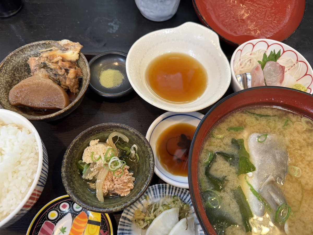 saisimichan's tweet photo. 天ぷら12品とぶり大根とたらこの煮付け���ひと口サイズのお造り5品に特大あら汁で2.1k
おなかいーっばい https://t.co/HlL66EshQq