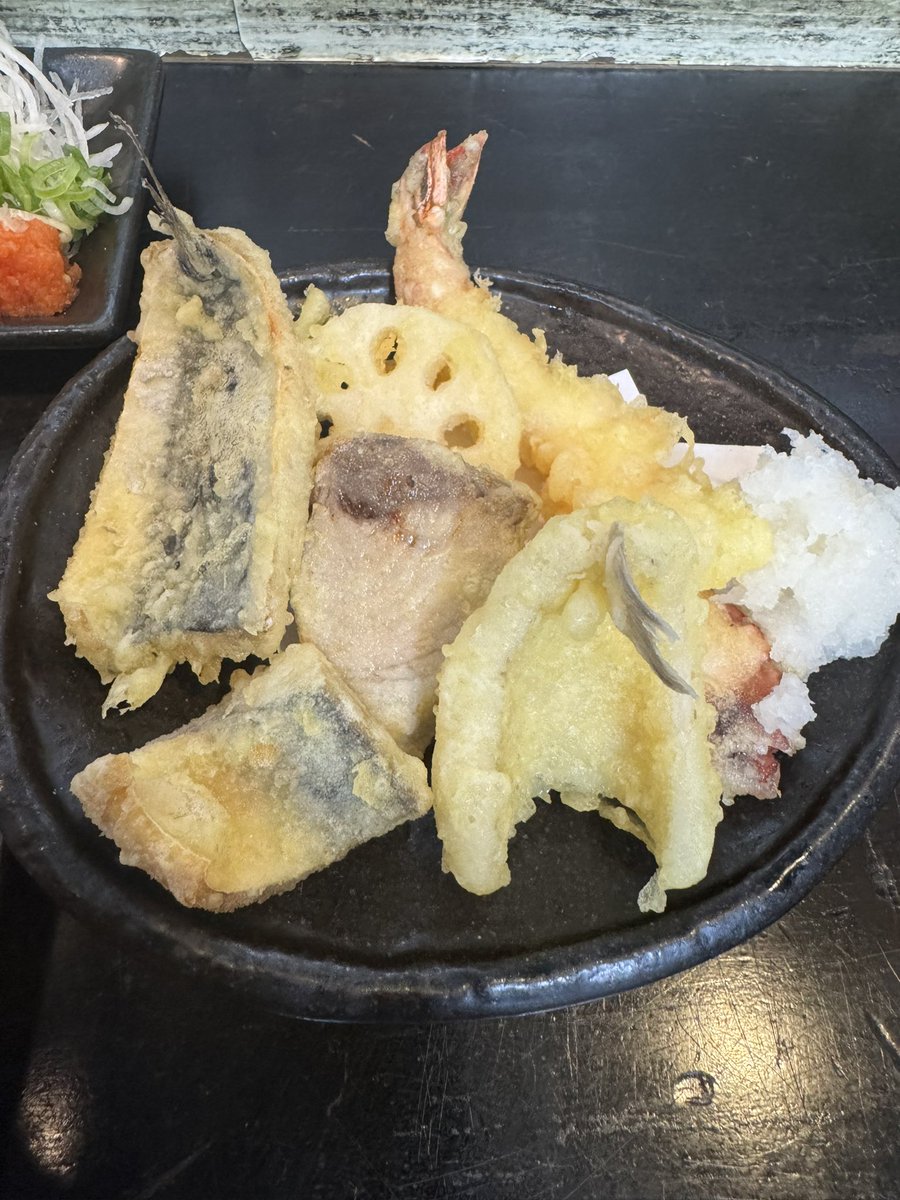 saisimichan's tweet photo. 天ぷら12品とぶり大根とたらこの煮付け���ひと口サイズのお造り5品に特大あら汁で2.1k
おなかいーっばい https://t.co/HlL66EshQq