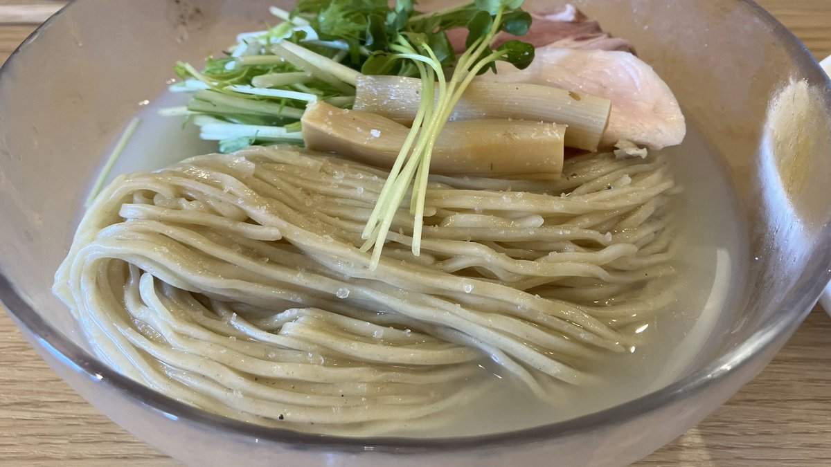 n_whites's tweet photo. 今日のランチはコチラでしみじみ♪
毎年恒例ながら進化してるわー
麺にしじみ汁にピンク岩塩だけで成立する一杯！
細めながら良い歯応えな麺も旨し！
つけ汁は地鶏の香りが良い良い。
気持ち酸味はもう少し控え目が好みかな？
そしてじっくり味わい完飲完食！

#ayairo@尼崎名神町 https://t.co/om16zBQ6V1
