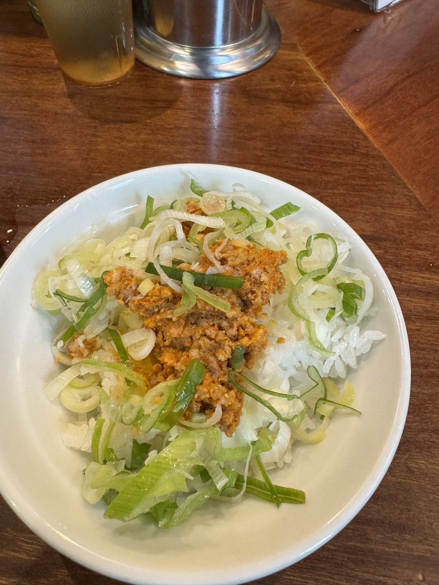 pentel555_0's tweet photo. 肉うどん　さんすけ

大人のさんすけうどん

ニンニク少なめ
ヤサイダブル
カラメダブル

久しぶりの訪問‼️🐷
モーニングサービスの時間に行ってきました‼️ネギ入れ放題だしモーニングサービスの辛味噌ごはんもサービスしていただけてめちゃコスパ◎でめちゃくちゃ美味かった‼️🐷
ごちそう‼️さま🐷 https://t.co/7hoaaMIXr6