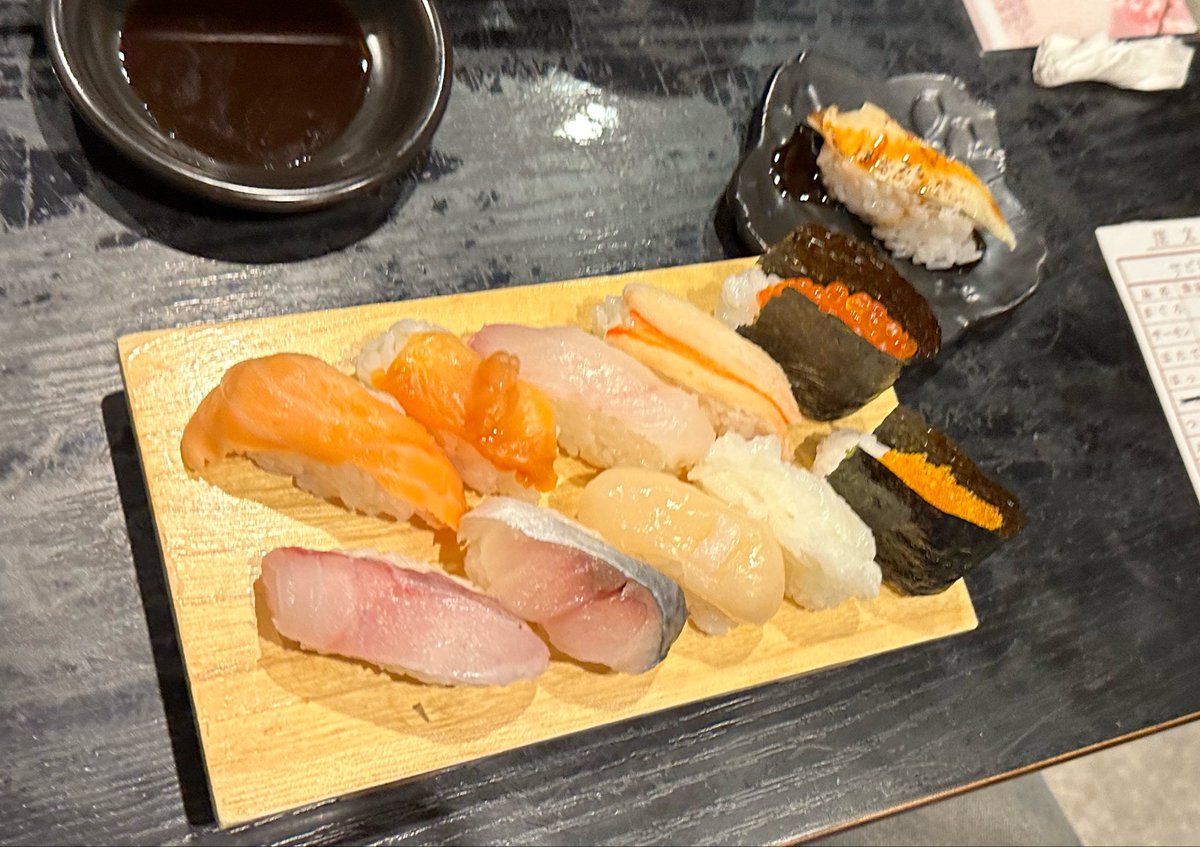 sakutim's tweet photo. ちなみに、おかわり🍣もしたし、〆の温かいお蕎麦（ハーフ）がめちゃくちゃお出汁美味しくて、お蕎麦サイコー💕💖
お寿司🍣は日によって食べれるお魚違うみたいだけど、メニュー表のは定番みたい💖
タコとイカが美味しくておかわりしたし、本当に素晴らしかった✨🥺✨

#函館 #民宿 #民宿桜庭 #寿司 https://t.co/wAiPXgscTB