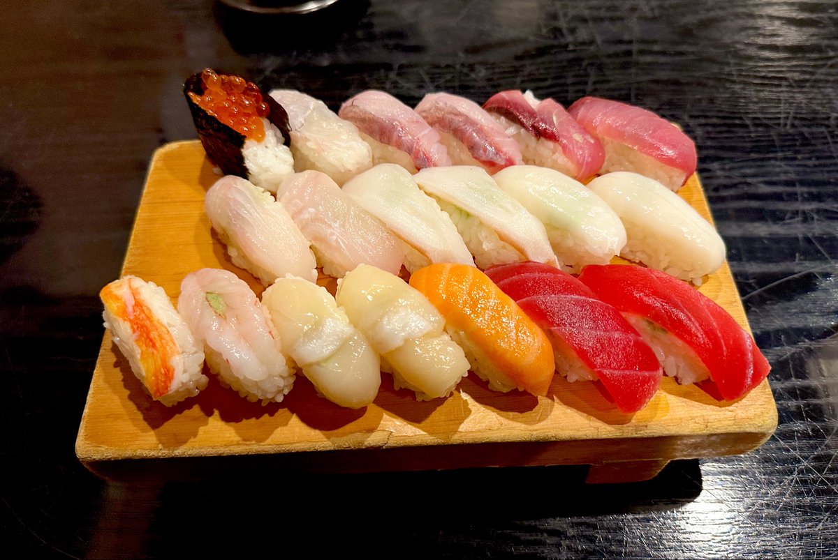 sakutim's tweet photo. ちなみに、おかわり🍣もしたし、〆の温かいお蕎麦（ハーフ）がめちゃくちゃお出汁美味しくて、お蕎麦サイコー💕💖
お寿司🍣は日によって食べれるお魚違うみたいだけど、メニュー表のは定番みたい💖
タコとイカが美味しくておかわりしたし、本当に素晴らしかった✨🥺✨

#函館 #民宿 #民宿桜庭 #寿司 https://t.co/wAiPXgscTB