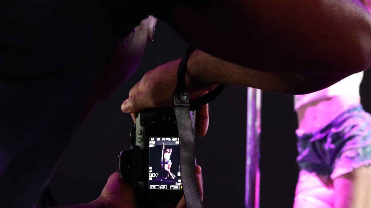 LeoDeNudo's tweet photo. #behindthescenes shots of my first pole shoot hosted at Chrome House Studio by my wonderful assistant straycatshots https://t.co/FmzIhtwxp1