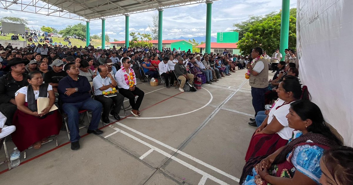 BienestarMxOax's tweet photo. Comunidades del #FAISPIAM del Valle de Tlacolula, así como de la Mixteca recibieron sus tarjetas bancarias.
Continuamos trabajando para que pueblos y comunidades indígenas tengan recursos directos para ser utilizados en obras públicas. https://t.co/4RYCeKtXZM