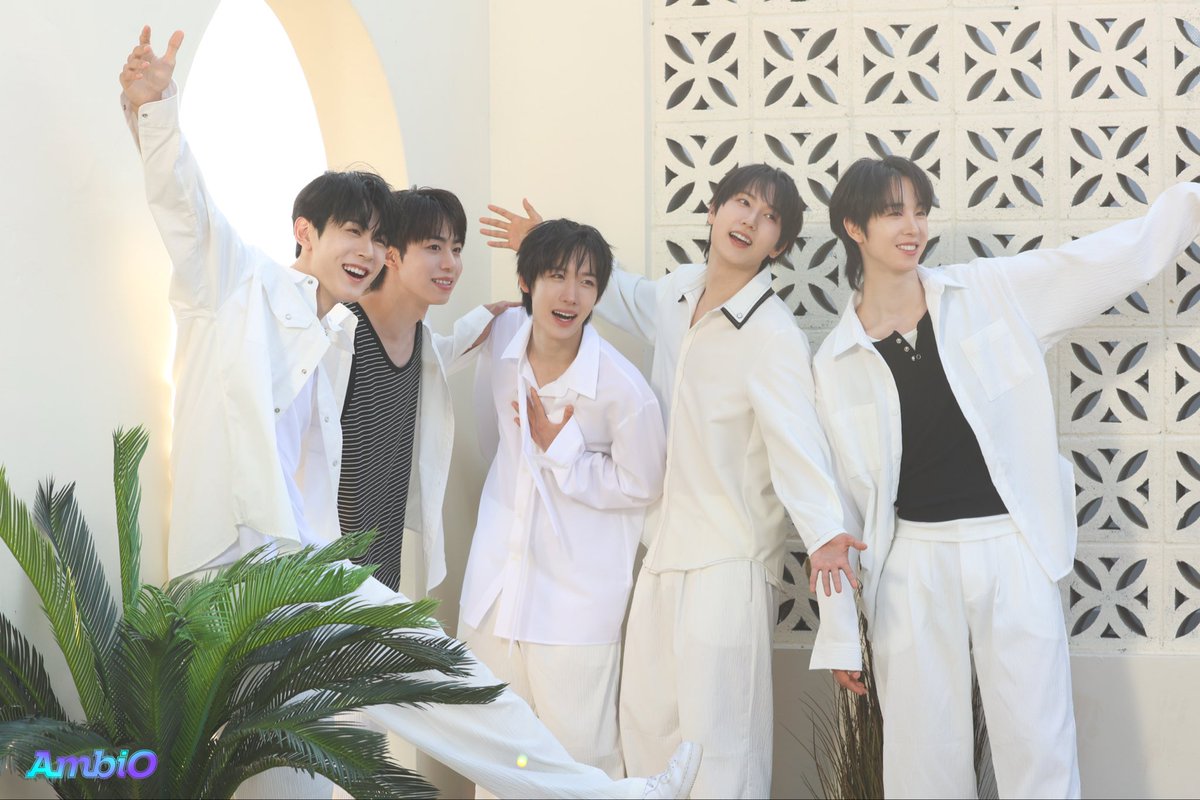 OfficialEent's tweet photo. [#blog]
⠀⠀
[AmbiO] 'BLUE SPLASH' 촬영 비하인드 (3)
⠀
📮https://t.co/muIFF0mAoe
⠀
#AmbiO #엠비오 
#Eent #이엔터 https://t.co/aEDGN1fXYY