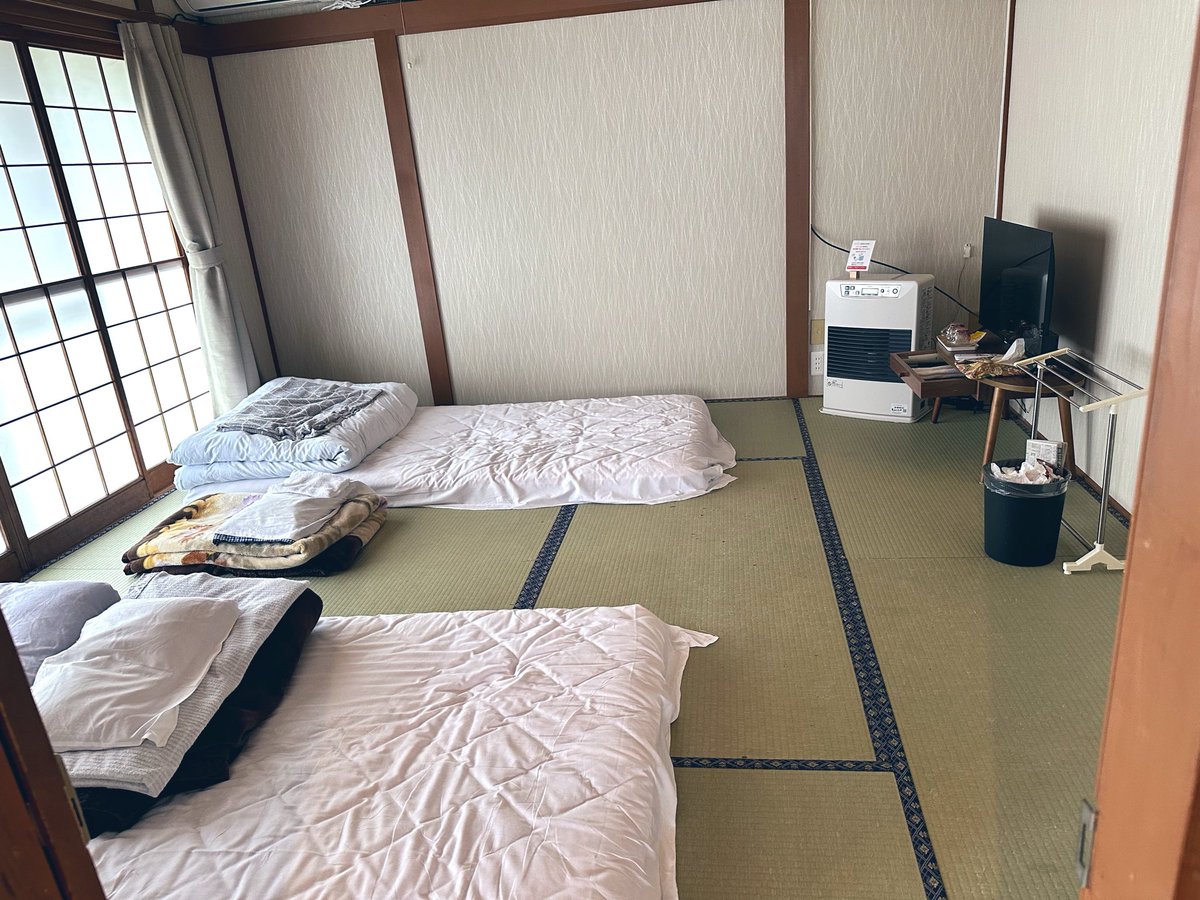 sakutim's tweet photo. 民宿桜庭さんの、民宿内
とても素敵だったよ〜💕💖
お部屋は、帰りに撮影したからゴミとか捨てた後なんだけど、とても綺麗で快適に過ごせた〜✨😆✨

喫煙🚬ルームは、ベットルームで1人部屋。
畳は禁煙ルーム🚭

#函館 #民宿桜庭 #民宿 https://t.co/MeLkoYVjWP