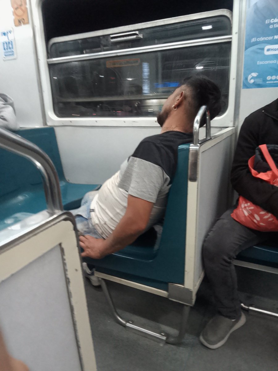 jleon0778's tweet photo. @STCMetroGDF    apoyo esta persona viene en estado inconveniente es el tren 1014 vamos llegando a río de los remedios dirección Buenavista https://t.co/Q4qLeLrEDw