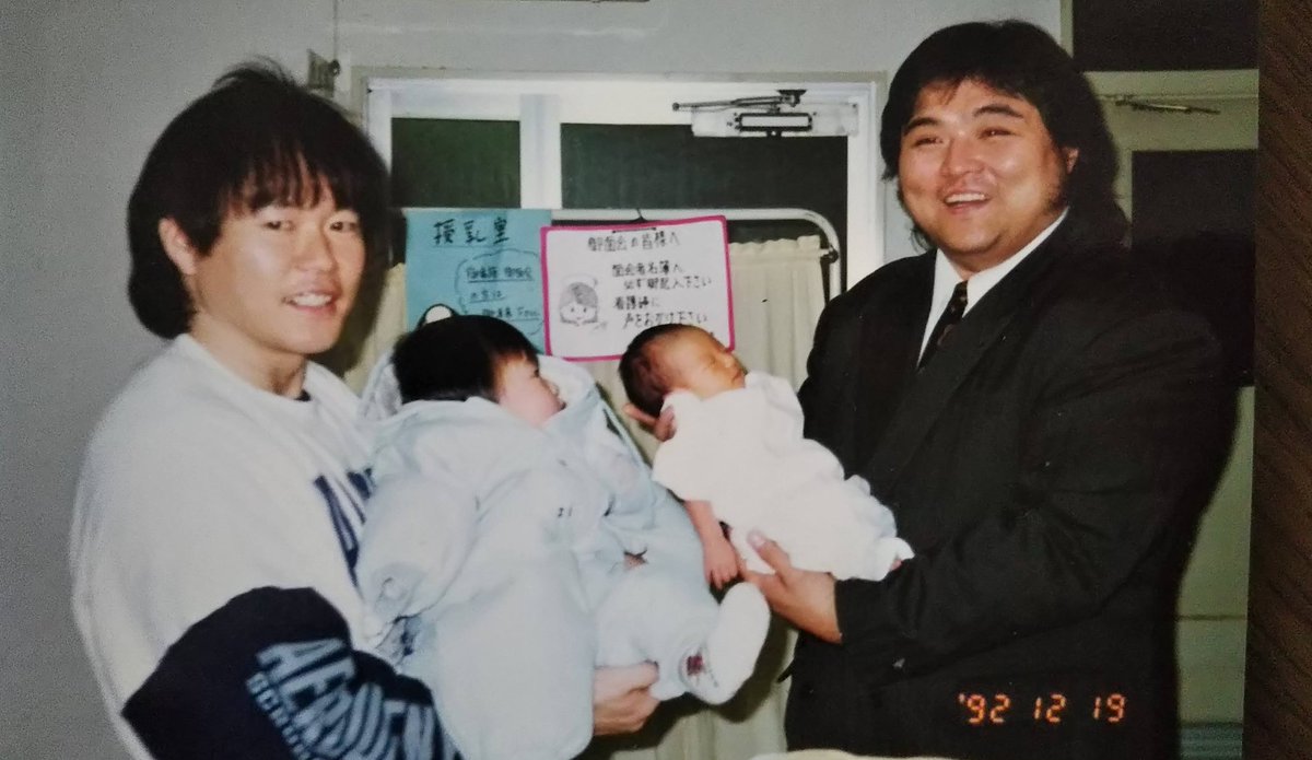 tanaka_kero_mg's tweet photo. 7月11日は橋本真也選手の命日。2005年だから21年前。
写真は私の長女が産まれた時、大地君を連れて病院まで背広まで着てお祝いに来てくれた時のです。
ドンパチの所もありましがこの様に男気もある男でした。ご存命だったら61歳に。
61歳の橋本も見たかったぞ。
もう一度会いたいなぁ橋本、寂しいぞ。 https://t.co/AkRyWXHU8U
