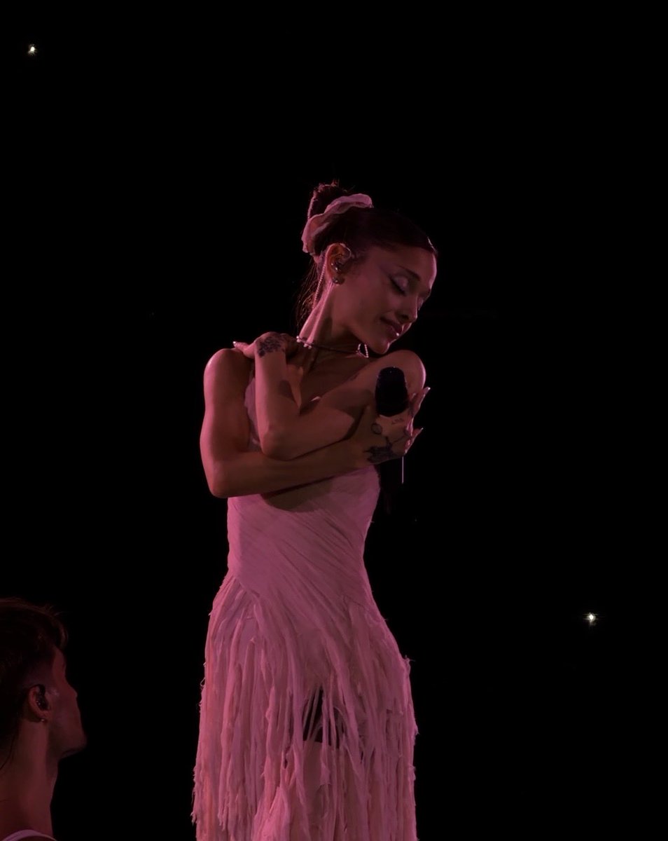 AlexBrodacki's tweet photo. OBSESSED with this pic I took of Ari ✨💞 #ESTsunrise https://t.co/Cxvn0rjQH7