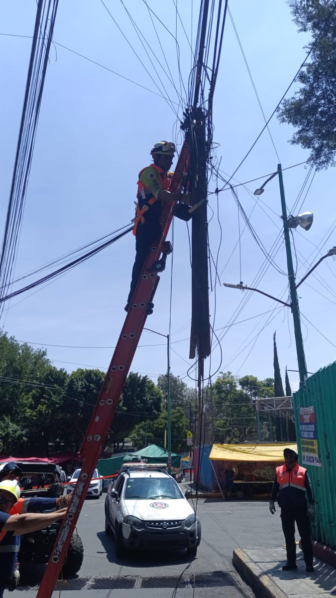 ALEIDAALAVEZ's tweet photo. Nuestros Ángeles Guinda retiraron un poste telefónico fracturado con riesgo de colapso en la colonia Reforma Política.

El personal realizó maniobras de seguridad para retirar la estructura de forma controlada, y mitigó  cualquier tipo de riesgo para quienes transitan por la zona.