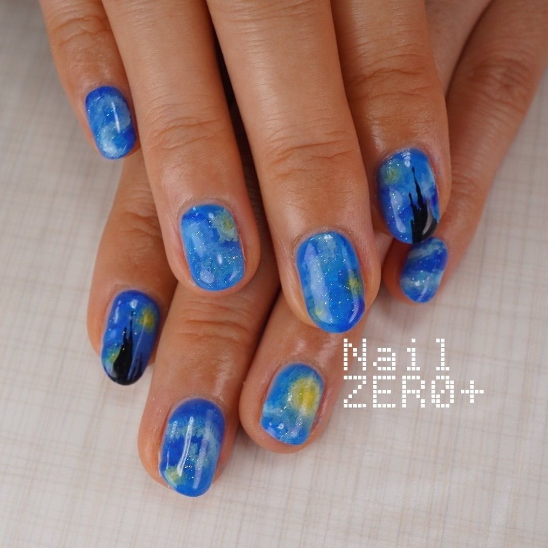 nailzero_plus's tweet photo. ゴッホの星月夜を指先に
油絵風なデザインが素敵な指先
#ゴッホ #星月夜 #絵画ネイル #アート #油絵 
こちらのデザインは2時間メニューです。
使用メーカー
ジェル：sofirah（@sofirahgel_of...

詳細はこちら↓（ネイルブック）
https://t.co/T4qQ6QiqX4 https://t.co/hhMdbdtov0
