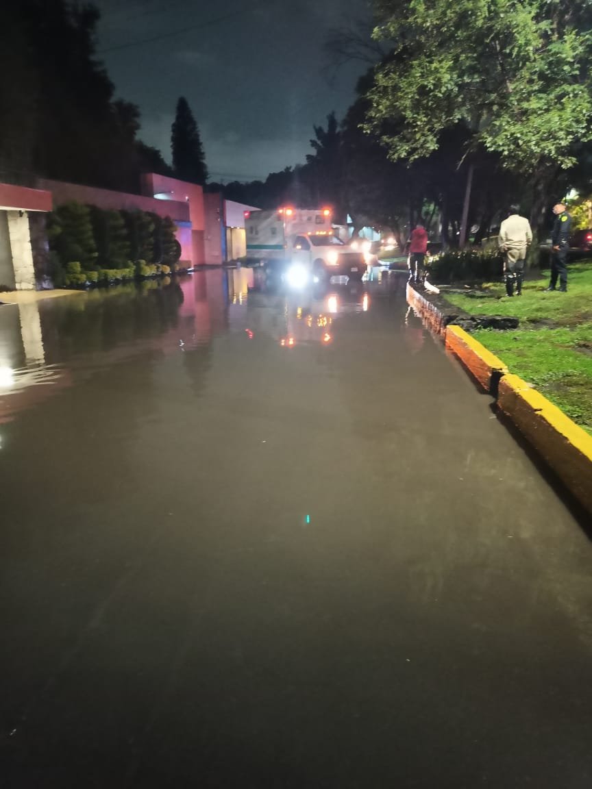 SEGIAGUA's tweet photo. #BrigadaSEGIAGUA atiende anegación reportada en📍Avenida Paseo del Pedregal y Cerrada de Colima, colonia Jardines del Pedregal, @AlcaldiaAO.
#Tlaloque2026🌧 https://t.co/bD9G2UDbG1
