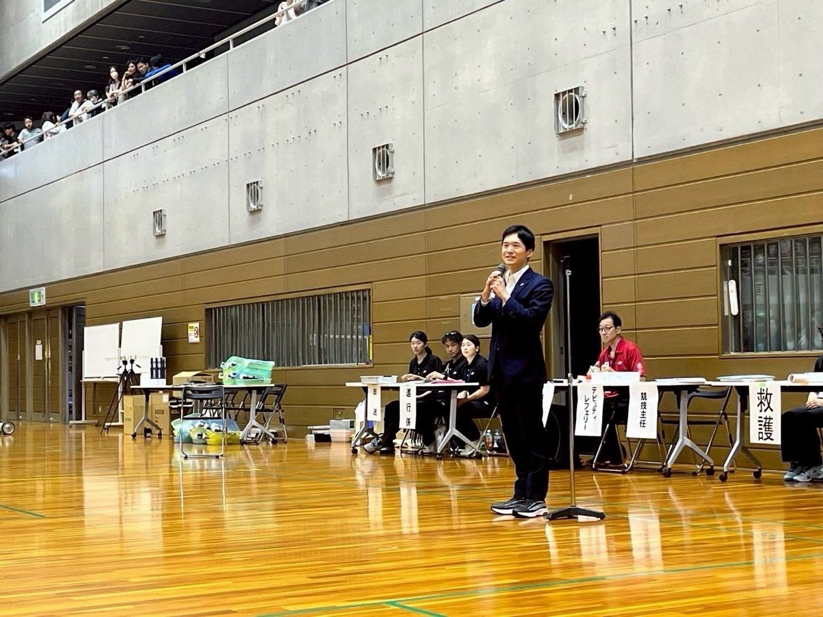 yuki_8ba's tweet photo. 第19回全国社会人クラブバドミントン選手権大会の開催にあたり、ご挨拶をさせていただきました。

全国各地から福島市へお越しいただいた選手・関係者の皆さま、ありがとうございました。

今回、驚いたことが一つありました。

開催地である福島県に次いで、参加者が最も多かったのが兵庫県だったことです。

今年行われた大ゴッホ展をきっかけに、兵庫県とのご縁を感じる機会が増えていますが、こうしてスポーツの場でも多くの皆さまにお越しいただけたことを、とてもうれしく思いました。ご縁というものは、文化だけでなく、スポーツを通じても広がっていくのだと改めて感じます。

大会だけでなく、福島市のくだものや食、温泉など、このまちの魅力も楽しんでいただけていたら幸いです。

スポーツは、人と人、地域と地域をつないでくれる大きな力があります。

これからもスポーツを通じた交流を大切にし、「また福島市に来たい」と思っていただけるまちづくりを進めてまいります。

また皆さまと福島市でお会いできる日を楽しみにしています。