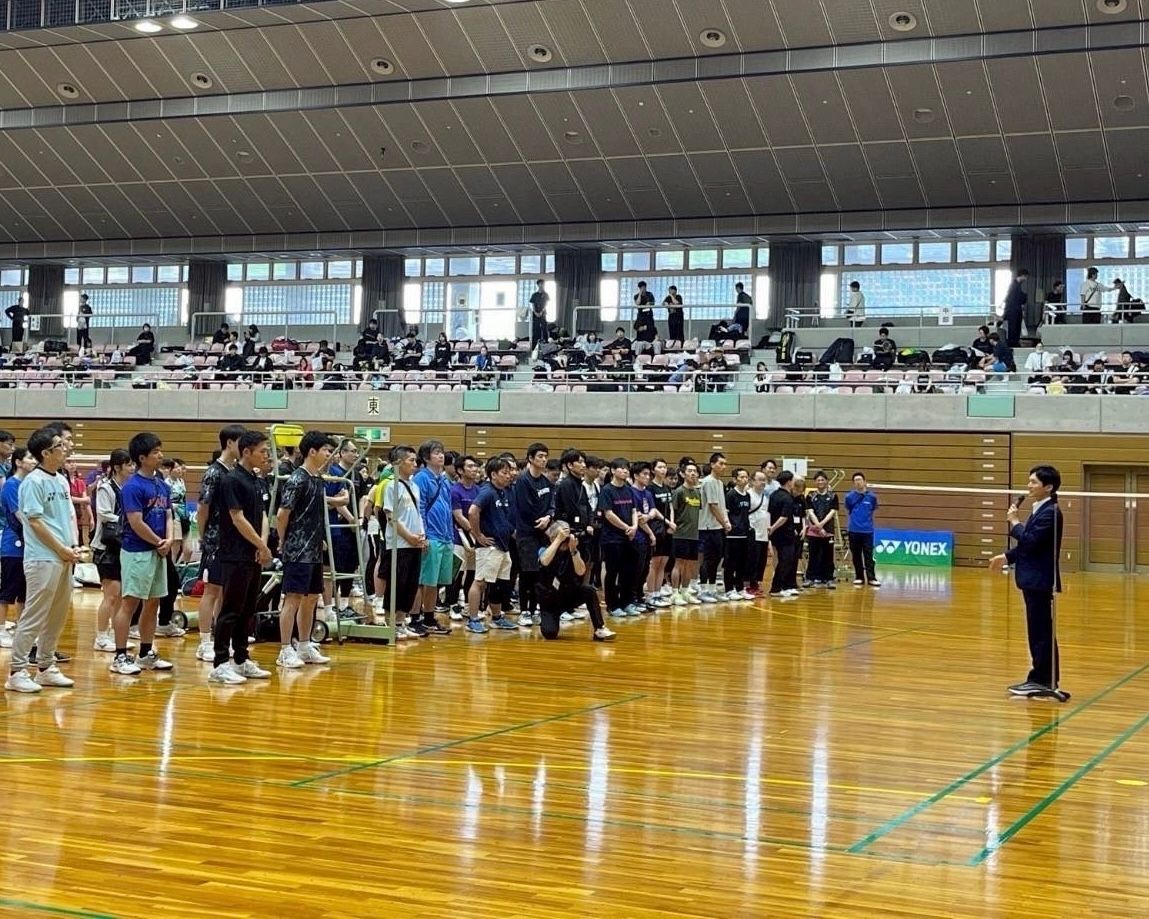 yuki_8ba's tweet photo. 第19回全国社会人クラブバドミントン選手権大会の開催にあたり、ご挨拶をさせていただきました。

全国各地から福島市へお越しいただいた選手・関係者の皆さま、ありがとうございました。

今回、驚いたことが一つありました。

開催地である福島県に次いで、参加者が最も多かったのが兵庫県だったことです。

今年行われた大ゴッホ展をきっかけに、兵庫県とのご縁を感じる機会が増えていますが、こうしてスポーツの場でも多くの皆さまにお越しいただけたことを、とてもうれしく思いました。ご縁というものは、文化だけでなく、スポーツを通じても広がっていくのだと改めて感じます。

大会だけでなく、福島市のくだものや食、温泉など、このまちの魅力も楽しんでいただけていたら幸いです。

スポーツは、人と人、地域と地域をつないでくれる大きな力があります。

これからもスポーツを通じた交流を大切にし、「また福島市に来たい」と思っていただけるまちづくりを進めてまいります。

また皆さまと福島市でお会いできる日を楽しみにしています。