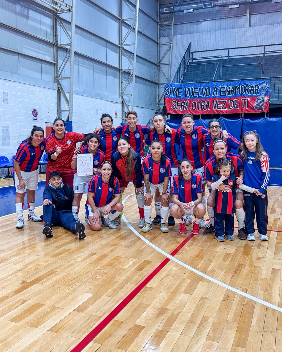 caslafutsalfem's tweet photo. ¡SANTITAS! 💙❤️👊 https://t.co/SzY7h82pKe