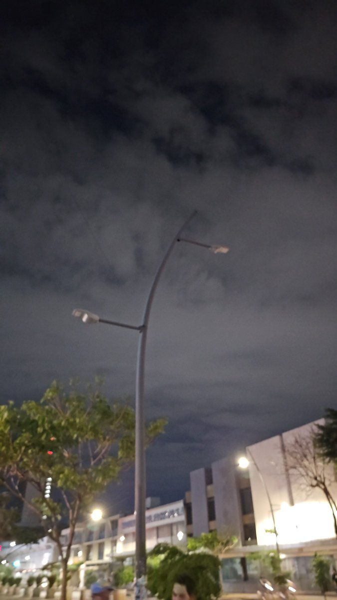 Alberto02196495's tweet photo. Luminarias apagadas  en 16 de  septiembre y la paz   comienza desde la panadería la esperanza  @GuadalajaraGob  @ArqEnriqueAG  tiene aprox una semana https://t.co/0OBbNwNmEk