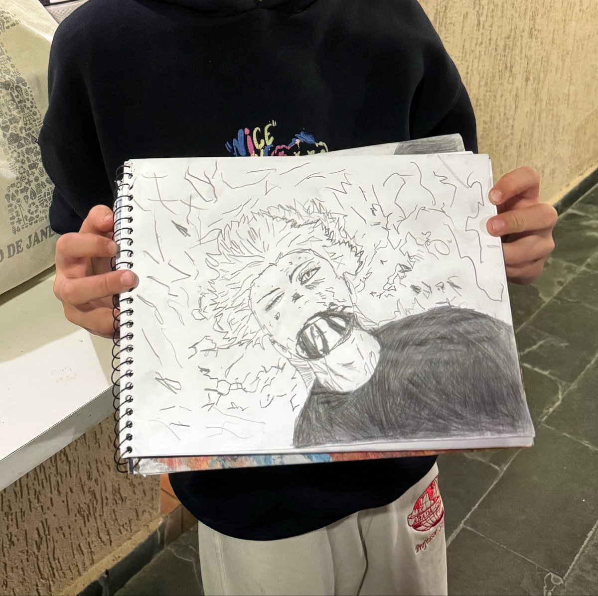 iS2getoou's tweet photo. passei na casa da minha amiga hoje e o irmãozinho dela gosta mto de desenhar, ai eu tava falando de animes com ele e mostrei minha tatuagem dos satosugu… gente, esse menino só virou pra mim e me falou “perai que eu vou buscar um negócio pra te mostrar” e me traz esse desenho: https://t.co/L9T5MnDdHa