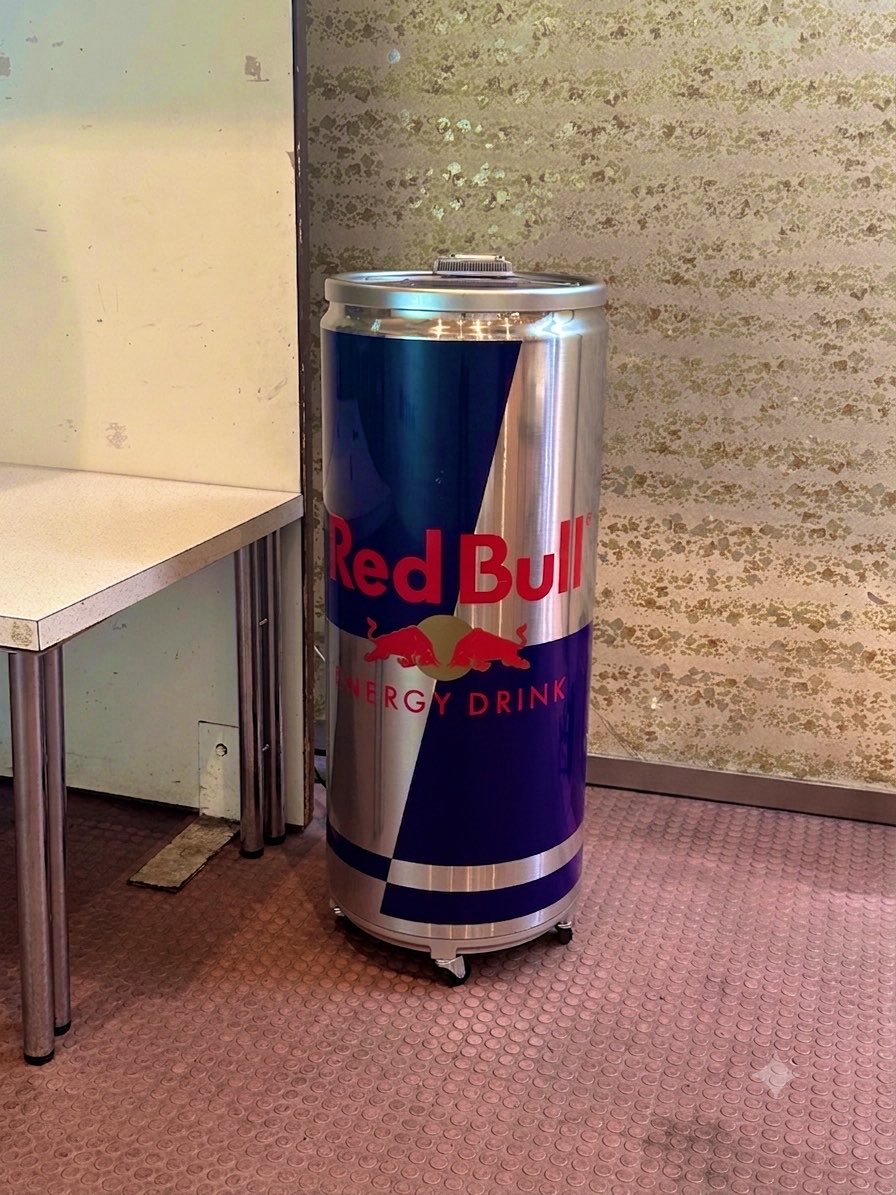 会場に着きましたらまずは受付を！ 受付のあとにはレッドブルをお配り