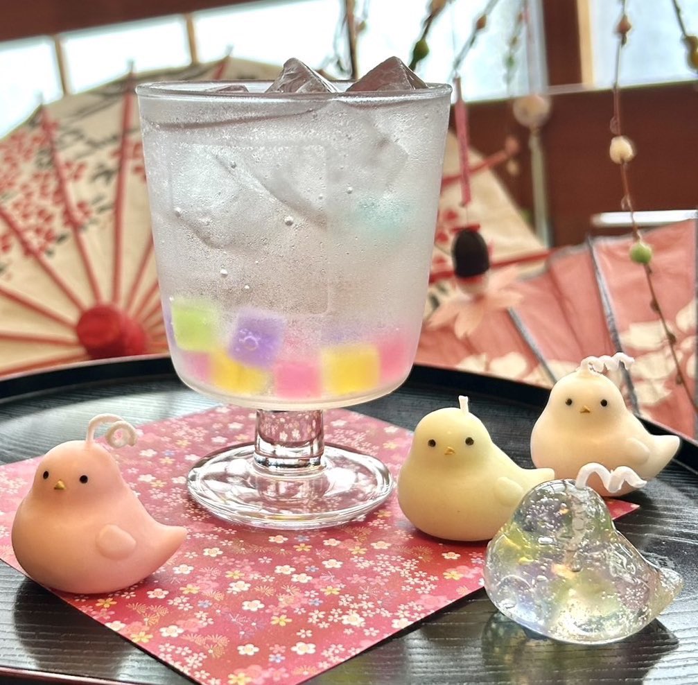 fujiya_nagoya's tweet photo. 🌸第5回 人形茶屋 開催🌸

一年に一度の、和かふぇ冨士屋の人気イベント「人形茶屋」を今年も開催いたします💕

おかげさまで第5回を迎える今年は、初めて冨士屋本店（2階）と和かふぇ冨士屋（3階）の2フロアを使用し、当店とご縁のある作家さまやお店の皆さまとともに、「野点(のだて)」「作家市」「撮影コーナー」をご用意いたします。

「人形茶屋」という名前ですが、ご自身の大切な存在であれば、お人形はもちろん、ぬいぐるみやアクリルスタンドなど、ジャンルを問わず大歓迎です💐

今回は初めて、
⚠️ご予約不要・入場料無料⚠️
で開催いたします。

【開催時間】
11:00〜15:30
（和かふぇラストオーダー 15:00）

⛩️和かふぇ冨士屋ならではの人形茶屋限定撮影スポットに加え、作家さまや店舗さまそれぞれの世界観やお買い物を楽しめる「作家市」、2階・3階それぞれに趣向を凝らした撮影ブースをご用意いたします。

また、和かふぇ冨士屋では初登場となる数量限定「落雁(らくがん)しらたま」や、人形茶屋限定フレーバーのミニかき氷などをご用意いたします。

さらに、『キラキラぜりぃしらたま蝋燭』をはじめとした、和かふぇ冨士屋オリジナルの新作グッズも販売予定です🕊️

【作家市⛩️参加ブランド】
🍡梅菊桜堂 @ume_kiku_sakura
🍡色彩日和 @nyannkobatake
🍡奇妙堂 @kimyodou
🍡うめのあとりえ @koumefuyuno
🍡こすみや @camerllia_
🍡ゆきのいえ @yukinoie2017
🍡Kirariya @kirariya2021
🍡viride stilla（ヴィリデステラ） @2viridestilla4 ※Instagram
🍡Noël's Atelier（ノエルズアトリエ） @elfene_ts
🍡Rufine・Rufine Doll（リュフィーネ・リュフィーネドール） @Rufine_dream

※イベントの詳細や出店作家さま・店舗さまのご紹介、新作グッズなどは、この投稿のコメント欄で8月30日（日）まで順次ご案内いたします。

ぜひブックマークして、楽しみにお待ちいただけましたら幸いです✉️

🍡8月30日（日） 人形茶屋🍡

皆さまと、大切なお連れさまにお会いできますことを、心より楽しみにお待ちいたしております🍵