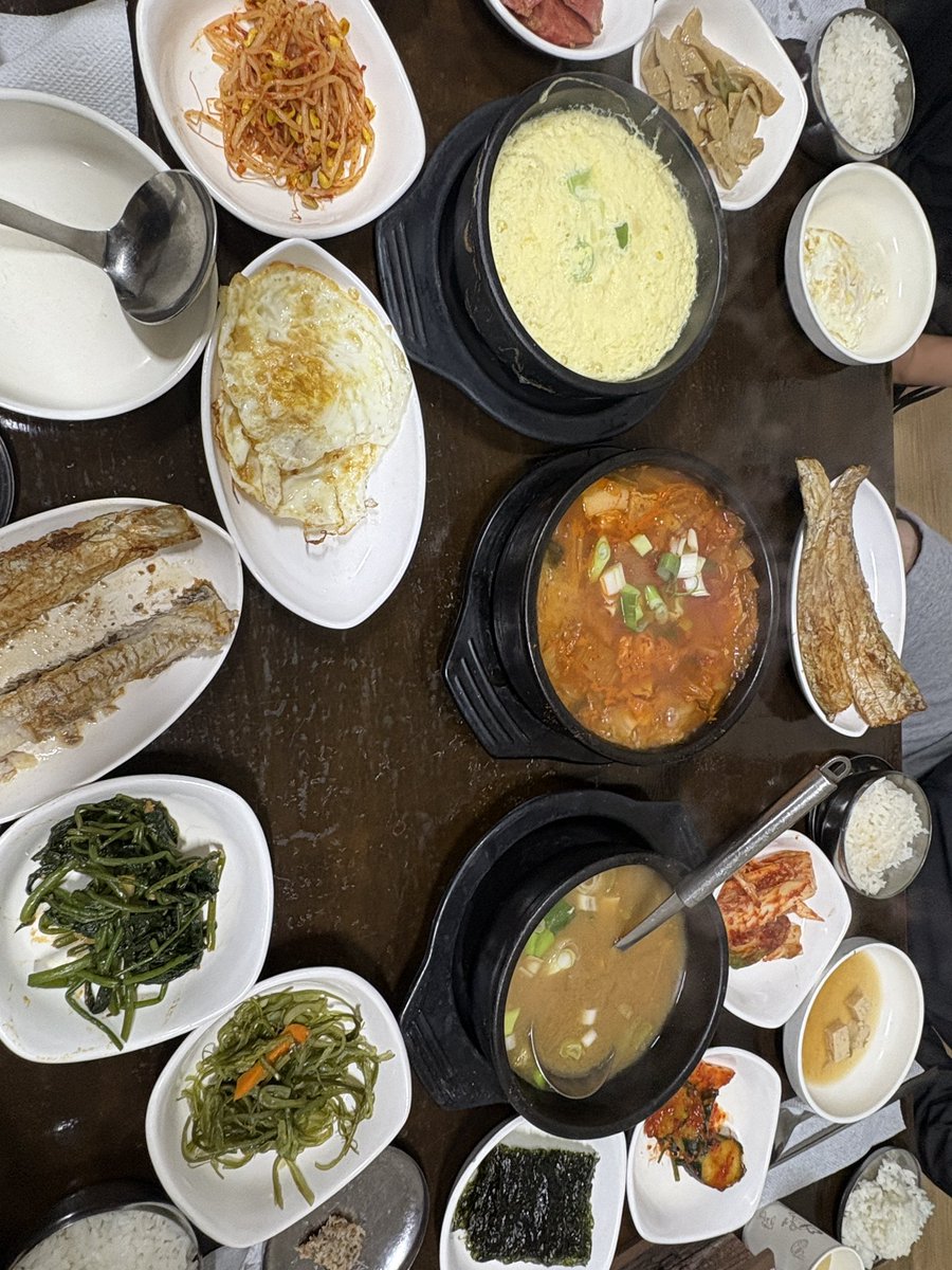 hellomellowylw's tweet photo. 가성비 짱 로컬맛집 한식집이래서 왔는데
진짜 대박인듯 이 한상이 무려 7 천 원
4명 다 대만족하고 그릇 싹싹 비우고 나옴 https://t.co/oj5U0ZK92O