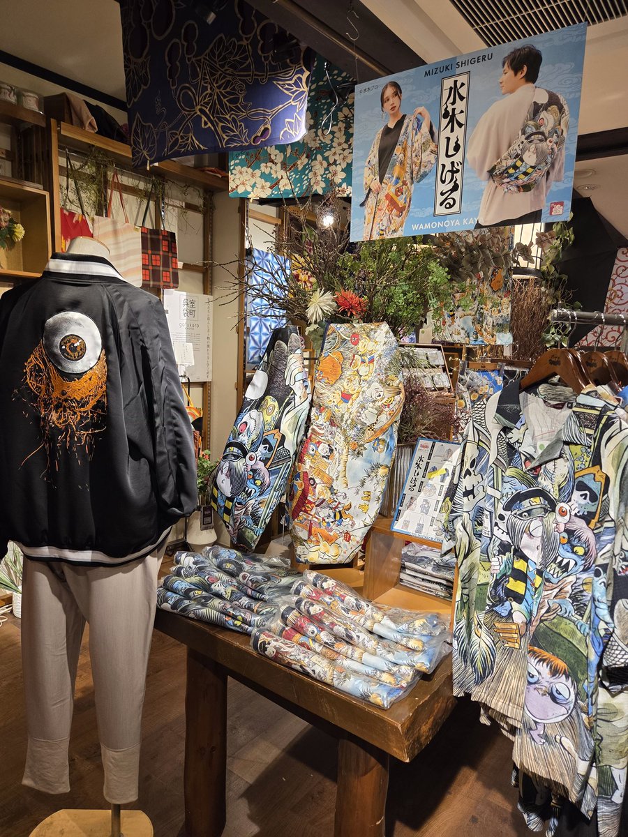 tanpendou's tweet photo. わーぽは全部ジャケもシャツも新作消えてたから本店に行ってきた
まだたっぷりあった またやってください 新作かさは裏地にもようで黒だから職場にもさしてこう https://t.co/CQzq2k2Z9y
