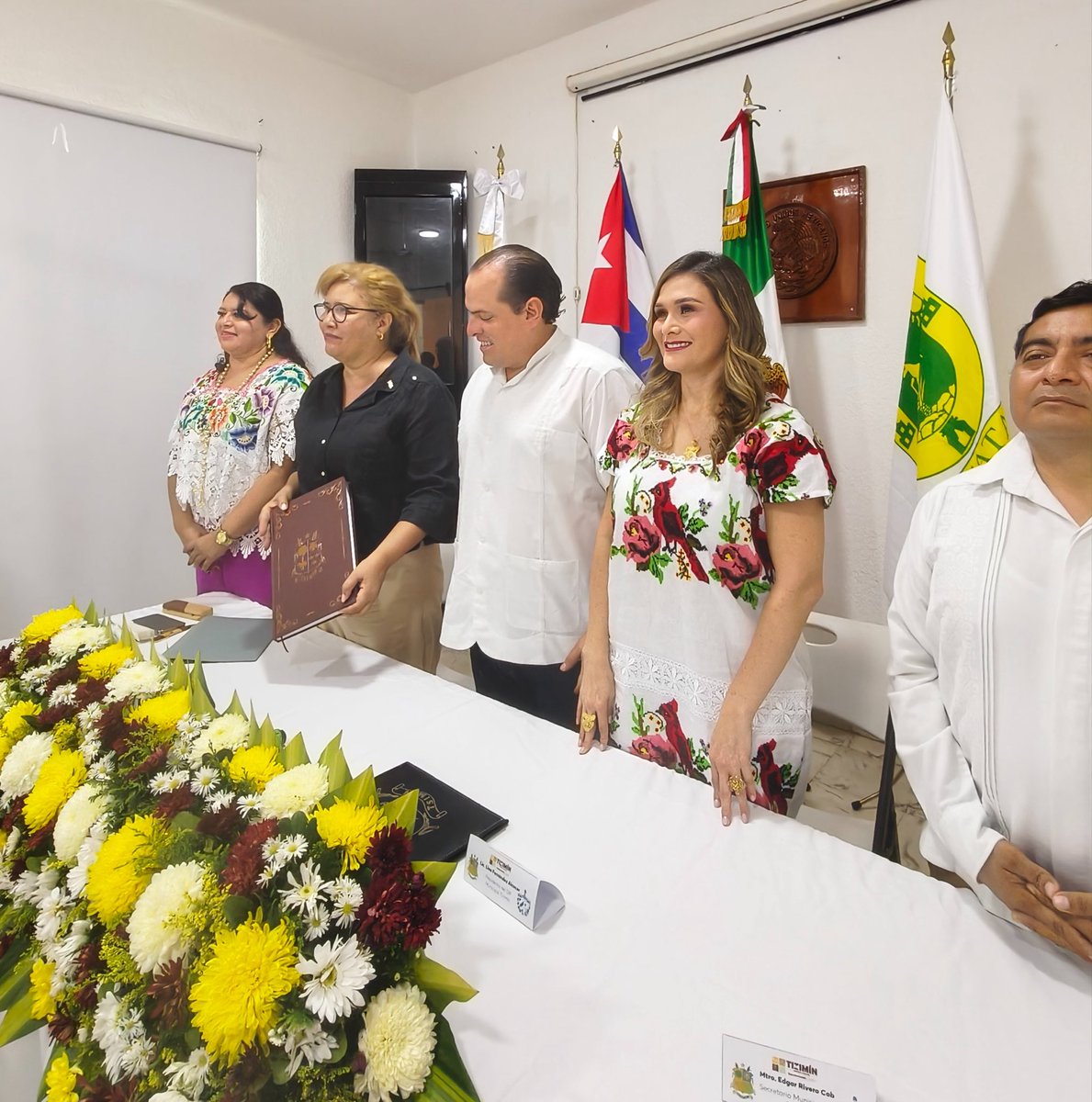EmbaCuMex's tweet photo. 🇨🇺🤝🇲🇽 En un encuentro marcado por la cordialidad y la cooperación internacional, el Ayuntamiento de Tizimín, encabezado por el Alcalde Lic. Adrián Quiroz Osorio, dio una calurosa bienvenida a la Cónsul de Cuba, Nayma Acosta Aguirre. 

En la reunión, donde también participaron la síndica Municipal Mtra. Celmy L. Ocampo Ojeda, la presidenta del DIF Lina Fernández Alcocer, el regidor secretario Edgar M. Rivero Cob y la regidora Mtra. Clara Elena Matos Padilla, se dialogó sobre la necesidad de poner fin al bloqueo contra Cuba y se exploraron oportunidades de colaboración bilateral en ámbitos como la cultura, el deporte, la agricultura, entre otros; estrechando así los lazos históricos de hermandad entre el municipio yucateco y la nación caribeña.