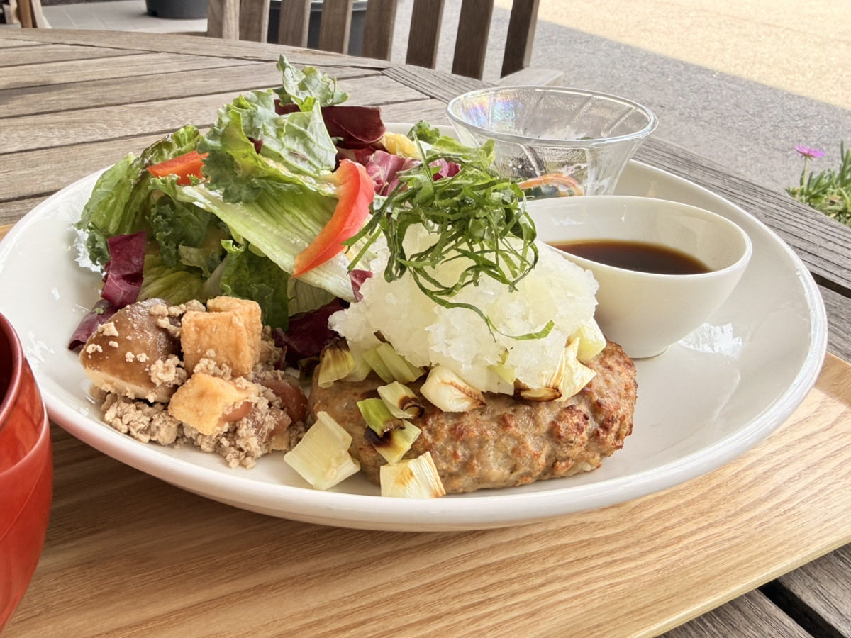 CafeDining529's tweet photo. 🌻夏はおいしく元気をチャージ🌻
7月限定メニューが登場！和風おろしハンバーグ、海辺のレアチーズパフェなど、夏だけの味わいをご用意しました😊
ぜひCafeDining529へ！🍴

#CafeDining529 #上尾市平方 #上尾カフェ #ランチ #夏限定 #地産地消 #管理栄養士監修 #荒川サイクリングロード #ワンコ席あり https://t.co/yGhqWIQNVk