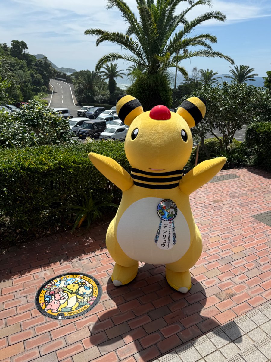 nagasaki_denryu's tweet photo. 本日7月11日、五島市の「鐙瀬（あぶんぜ）ビジターセンター」にて「ポケふた」のお披露目式＆設置が行われました！

 五島市は、海に突き出た断崖絶壁の上に建つ白い灯台の「大瀬埼灯台」が有名です✨ライトポケモンであるデンリュウのしっぽの先の輝く光も、はるか遠くまで届くとされ、灯台のように「うみのみちしるべ」となります⚡️

 メリープ、モココは海の向こうを眺めているのかな？とっても楽しそうですね☺
ぜひ遊びに来てくださいね！