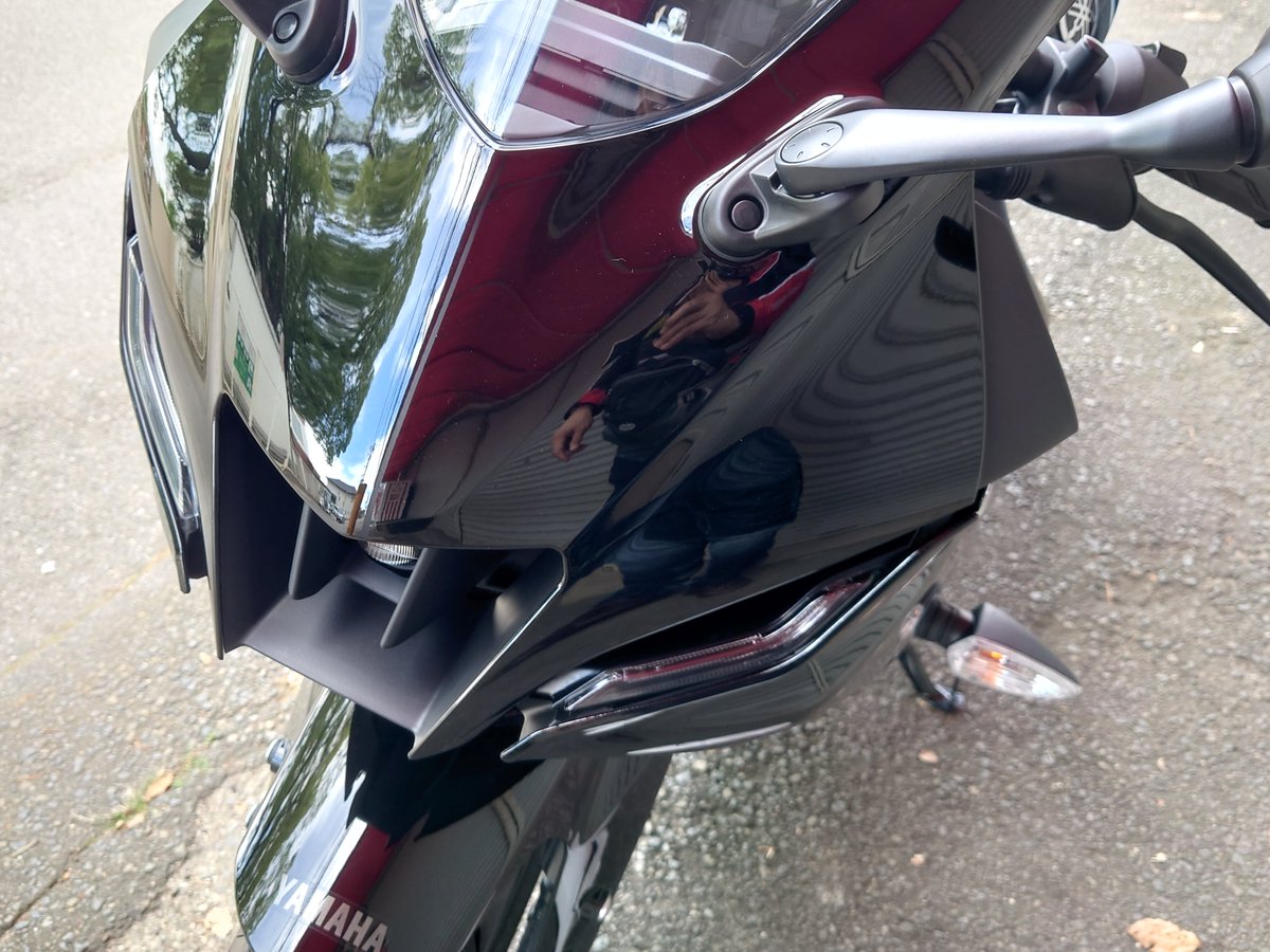 yzfken1's tweet photo. 今日納車のYZF-R15、他のカラーリングだと、左のナックルガードに、ブルー:ヤマハのストロボ,グレー:R15の文字が入ってるのに、ブラックのみ無し。なので、まめぞう屋さん@mamezouya のステッカーでカスタマイズ。俺はmamezou RACINGでいく。(๑•̀ㅂ•́)و✧ https://t.co/Jy630Nw1S6
