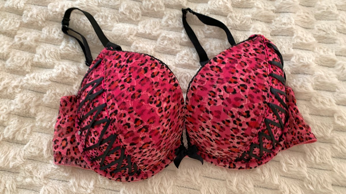 BraculaVS's tweet photo. Time for a special feature on this @LaSenza Perfectly Me bra in a unique pink leopard and lace print.

We can tell the cup size is big, but can you guess the size of it?

#lasenza https://t.co/extffh8Fkl
