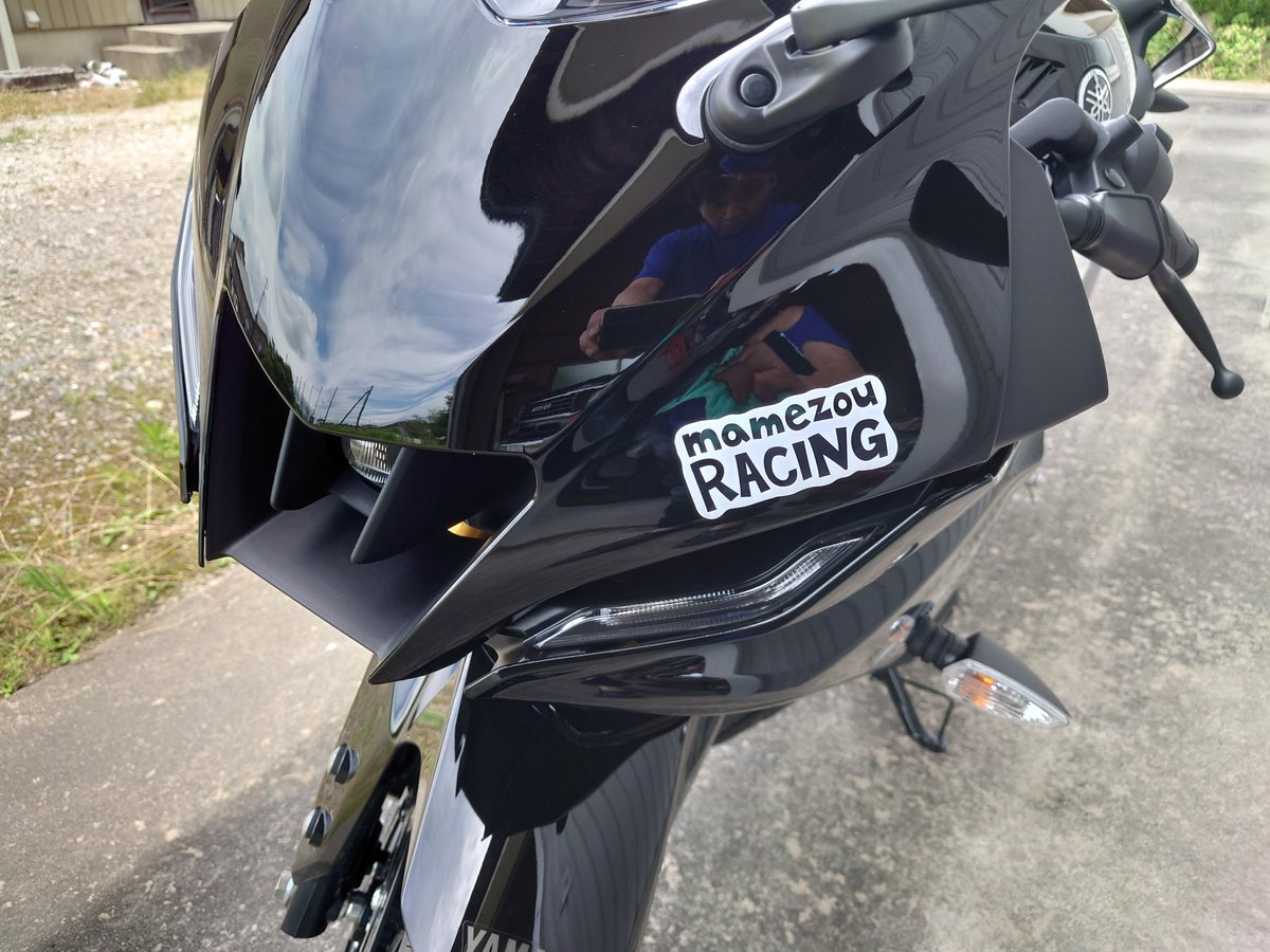 yzfken1's tweet photo. 今日納車のYZF-R15、他のカラーリングだと、左のナックルガードに、ブルー:ヤマハのストロボ,グレー:R15の文字が入ってるのに、ブラックのみ無し。なので、まめぞう屋さん@mamezouya のステッカーでカスタマイズ。俺はmamezou RACINGでいく。(๑•̀ㅂ•́)و✧ https://t.co/Jy630Nw1S6