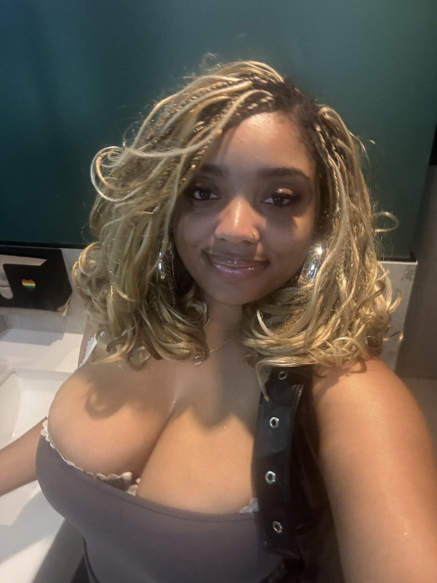incxgnegrx2's tweet photo. at the gay bar taking selfies https://t.co/CebZHssST1