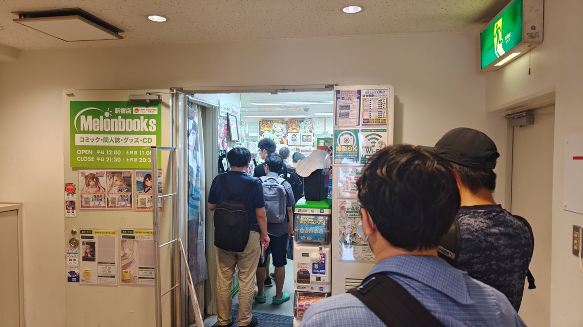 bakaichisagami's tweet photo. メロン新宿店、夏コミ午前入場リストバンド購入待ちの列が店外まで伸びてる(滝汗 #C108 https://t.co/XgtQ9xR1q9