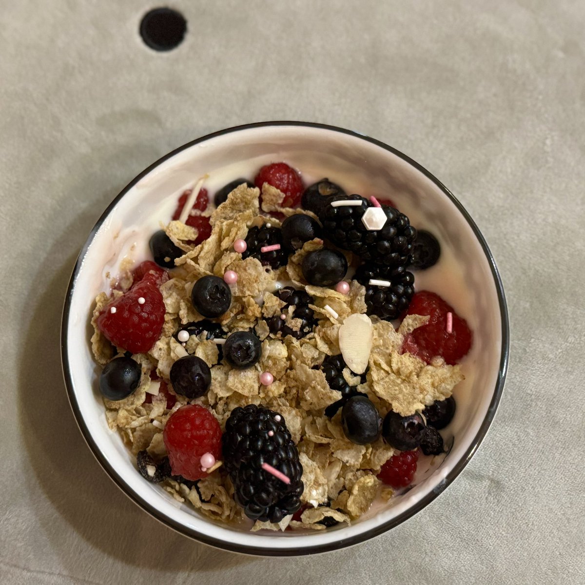 kanadelover's tweet photo. today's yoghurt bowl! u cant see the base but its strawberry and coconut yogurt :3 https://t.co/5y43ksuYOf