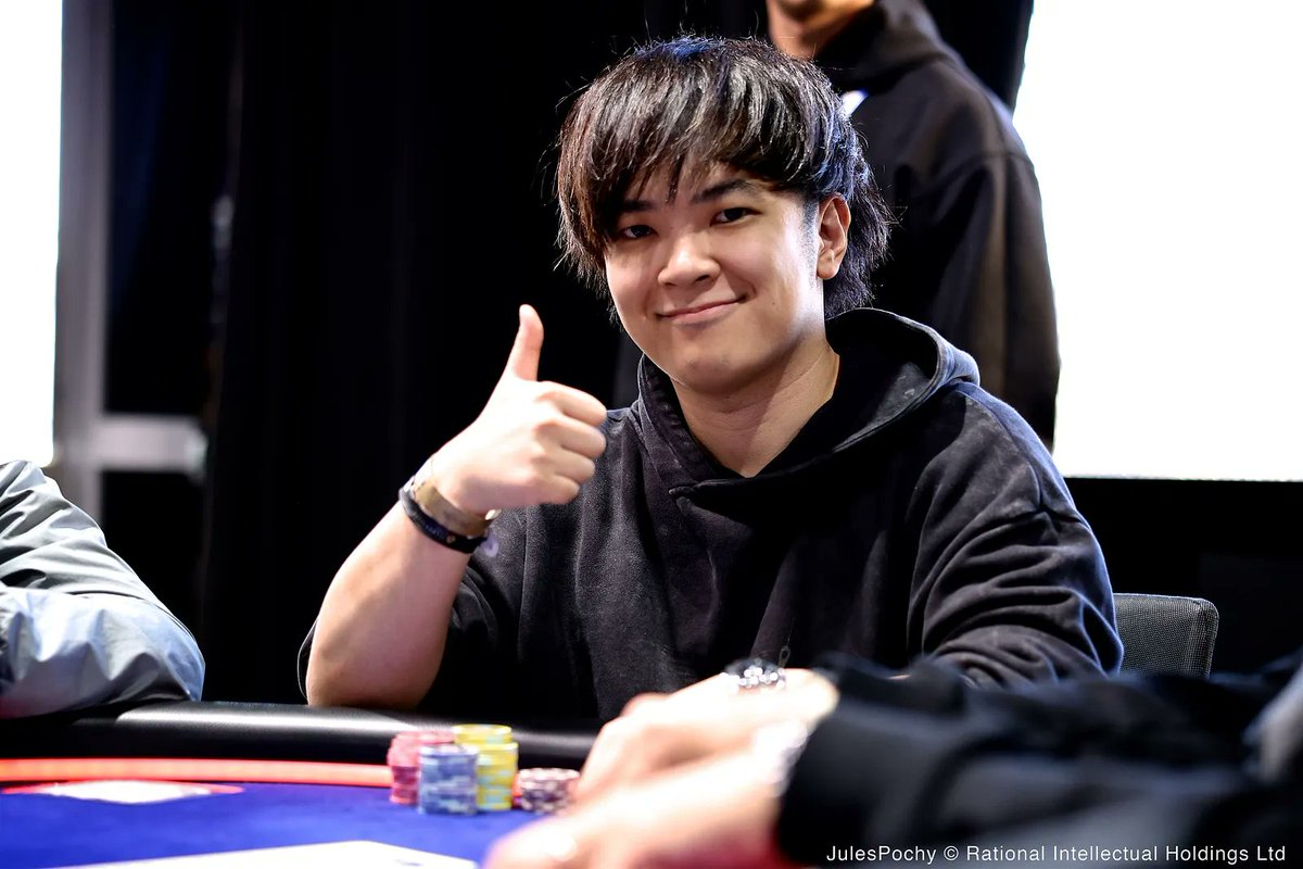 PokerMedia_L3's tweet photo. 【WSOP速報】
『MAIN EVENT NLH World Championship』Day5

日本勢8名が残り257人へ！🔥
Masato Hattoriさんが日本勢トップの3.9M(96BB)！
世界のヨコサワさん(@MasatoYokosawa)は3.0M(75BB)で配信卓に登場！

9,208人参加→残り257人
参加費約160万円
賞金約800万円以上確定✨
優勝賞金約16億円

現在のブラインド 20K/40K(40K)

日本勢
Masato Hattoriさん 3.9M(96BB)
Kei Sugitaさん 3.2M(79BB)
世界のヨコサワさん(@MasatoYokosawa) 3.0M(75BB)
Taisho Zaizenさん 1.9M(47BB)
Kyosuke Nagamiさん(@KiyoPoker22) 1.7M(43BB)
Akihiro Konishiさん 1.4M(36BB)
Go Katoさん 1.4M(35BB)
Katsuki Matsuokaさん 625K(15BB)

入賞
323位 約720万円 Yaichi Fukaoさん(@yaichi___0720)
325位 約720万円 Masatoshi Akasakaさん
340位 約720万円 しょーたさん(@poyoonboyoon)
347位 約720万円 Yosuke Mikiさん(@threetree_pkr)
381位 約640万円 Ruki Nakanishiさん
430位 約560万円 ナーツゴンニャー中井さん(@nekuromanshii)
436位 約560万円 Ryusei Fujimotoさん
494位 約520万円 Tasuku Maruoさん(@9highTasuku)
515位 約520万円 れいちゃそさん(@Reichaso_Poker)
532位 約520万円 Ichiro Izutsuさん

Day6進出をかけた戦いが繰り��げられています！
気になる方は配信をチェック👇

ABEMA
https://t.co/oAZphEZ5yC
Youtube
https://t.co/QF9nBJuI3T
#WSOP #ポーカー