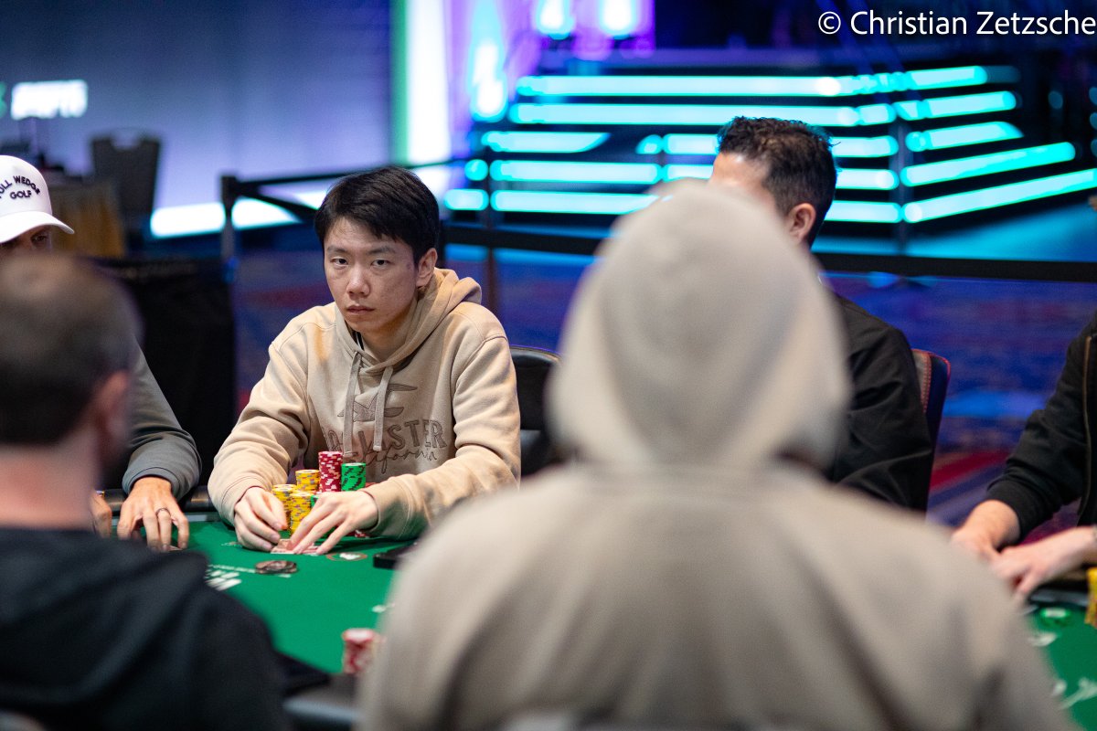 PokerMedia_L3's tweet photo. 【WSOP速報】
『MAIN EVENT NLH World Championship』Day5

日本勢8名が残り257人へ！🔥
Masato Hattoriさんが日本勢トップの3.9M(96BB)！
世界のヨコサワさん(@MasatoYokosawa)は3.0M(75BB)で配信卓に登場！

9,208人参加→残り257人
参加費約160万円
賞金約800万円以上確定✨
優勝賞金約16億円

現在のブラインド 20K/40K(40K)

日本勢
Masato Hattoriさん 3.9M(96BB)
Kei Sugitaさん 3.2M(79BB)
世界のヨコサワさん(@MasatoYokosawa) 3.0M(75BB)
Taisho Zaizenさん 1.9M(47BB)
Kyosuke Nagamiさん(@KiyoPoker22) 1.7M(43BB)
Akihiro Konishiさん 1.4M(36BB)
Go Katoさん 1.4M(35BB)
Katsuki Matsuokaさん 625K(15BB)

入賞
323位 約720万円 Yaichi Fukaoさん(@yaichi___0720)
325位 約720万円 Masatoshi Akasakaさん
340位 約720万円 しょーたさん(@poyoonboyoon)
347位 約720万円 Yosuke Mikiさん(@threetree_pkr)
381位 約640万円 Ruki Nakanishiさん
430位 約560万円 ナーツゴンニャー中井さん(@nekuromanshii)
436位 約560万円 Ryusei Fujimotoさん
494位 約520万円 Tasuku Maruoさん(@9highTasuku)
515位 約520万円 れいちゃそさん(@Reichaso_Poker)
532位 約520万円 Ichiro Izutsuさん

Day6進出をかけた戦いが繰り��げられています！
気になる方は配信をチェック👇

ABEMA
https://t.co/oAZphEZ5yC
Youtube
https://t.co/QF9nBJuI3T
#WSOP #ポーカー