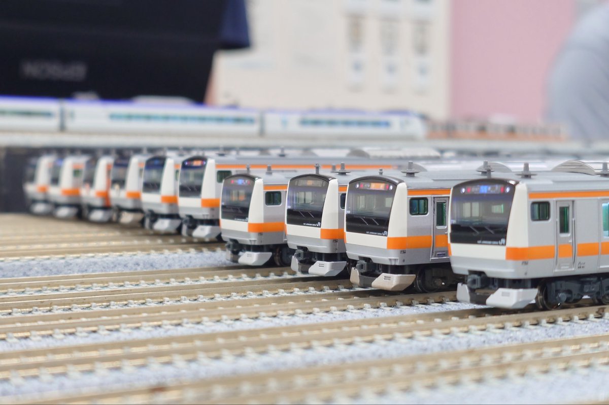 RFC_PR's tweet photo. 🚃ダイヤ運転ならではの車両基地の風景
E233系がずらりと並ぶ、豊田車両センターの光景です
グリーン車もたくさん準備しています。
…でも、よく見ると「あれ?」と思うところが👀
#RFC_JC https://t.co/m6HWQA9uiN