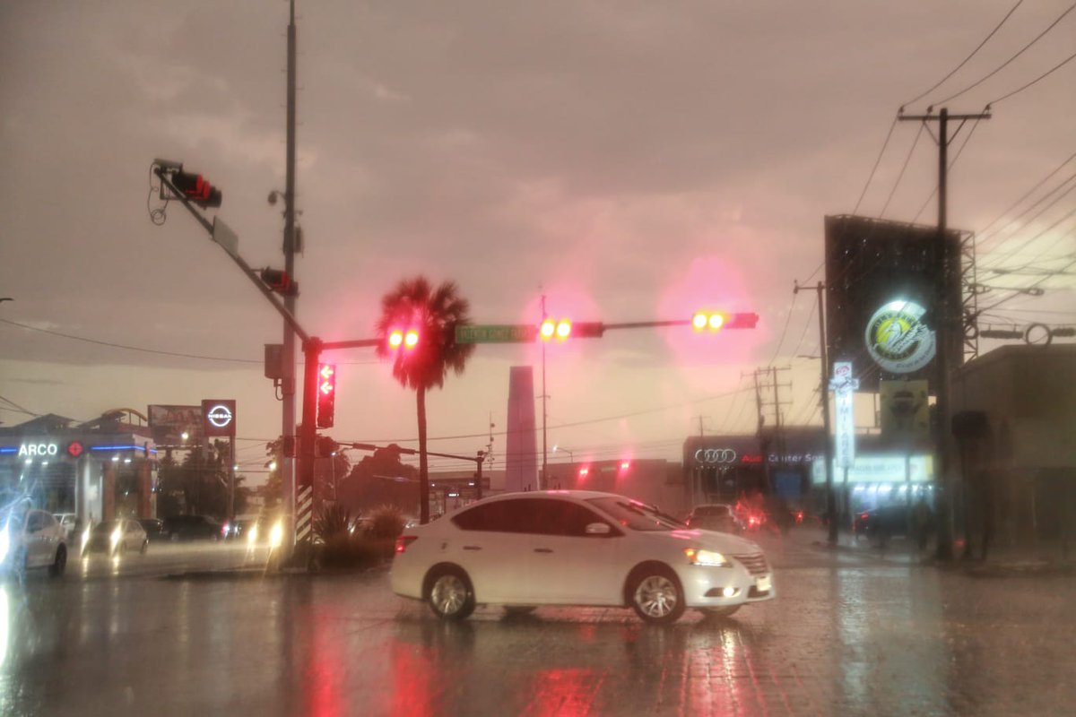 Expresoweb's tweet photo. ⛈ La lluvia también se registró en sectores del bulevar Kino de #Hermosillo donde se reportó actividad eléctrica.

📷 Fotos: Lidia Fonseca/EXPRESO https://t.co/xtmBJcgP5y