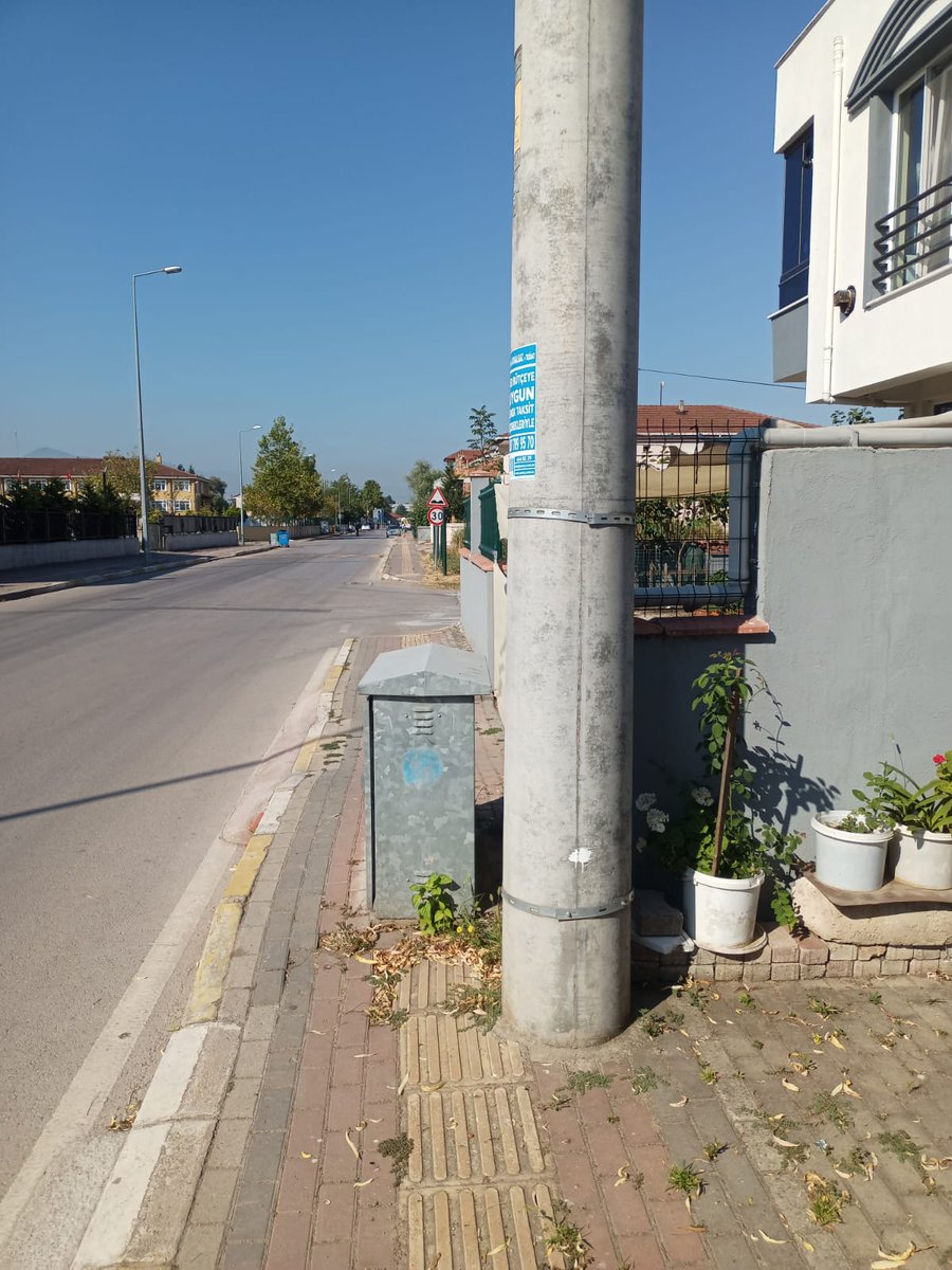 gergerliogluof's tweet photo. Görme engelli yoluna direk ve trafolar koymuşlar!!!

Terzi gölü..!
Kapalı havuz , Pirelli lisesi  ve eski garaj ' ın orası...!

@kocaelibld @KartepeBelediye Belediyeleri bu ne hal?

Engelli haftasında hepiniz nutuk atmayı bilirsiniz ama! https://t.co/LG8ZFDGq3K