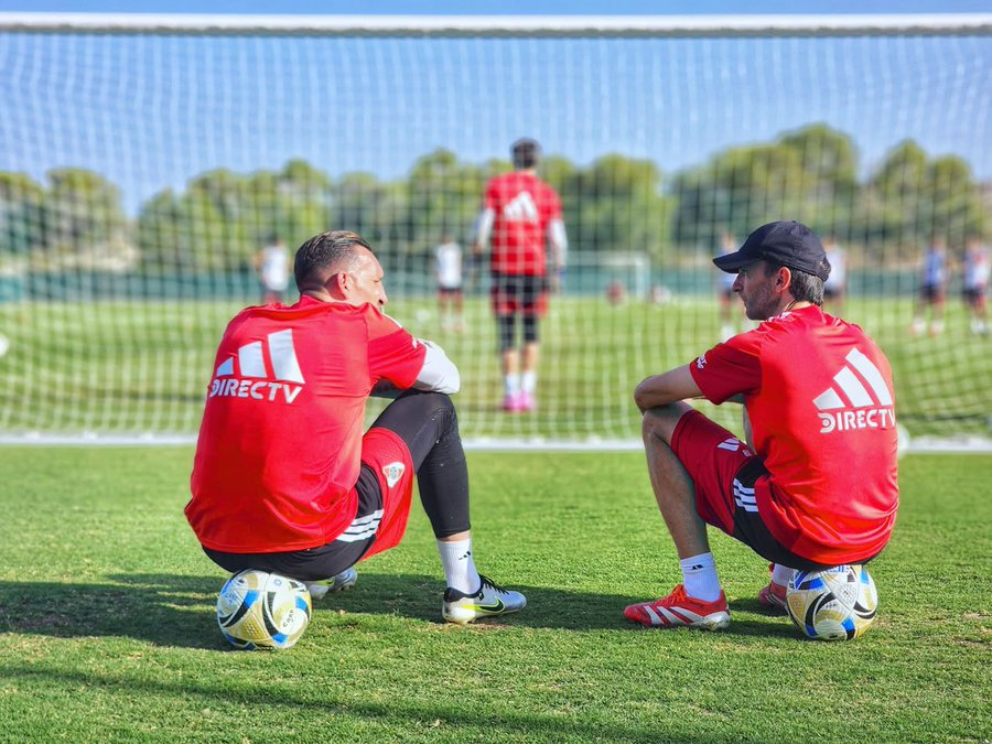 GerCarp35's tweet photo. Pfff, que pedazo de foto, por favor. 
Causantes de miles de alegrías Riverplatenses.

Determinantes. Históricos. Leyendas. 🐔 https://t.co/ttTq8haPNw