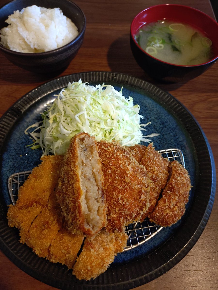 tsudahiroya's tweet photo. お昼は #豚カツふえご さんへ

とっても丁寧で優しい味でした☺
あんまりコロッケ好きじゃないけど
コロッケも美味しかったです。

近くに同業チェーン店ができるが
負けずに頑張ってほしい。
リピ確定👍️ https://t.co/GKPK64ba0g
