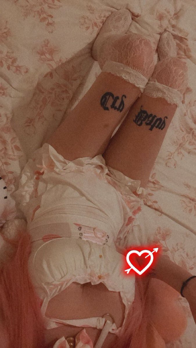 peachywhxree's tweet photo. Wouldn’t you rather lick ur screen than touch ur wife? <33 https://t.co/Zl34v0AWDC
